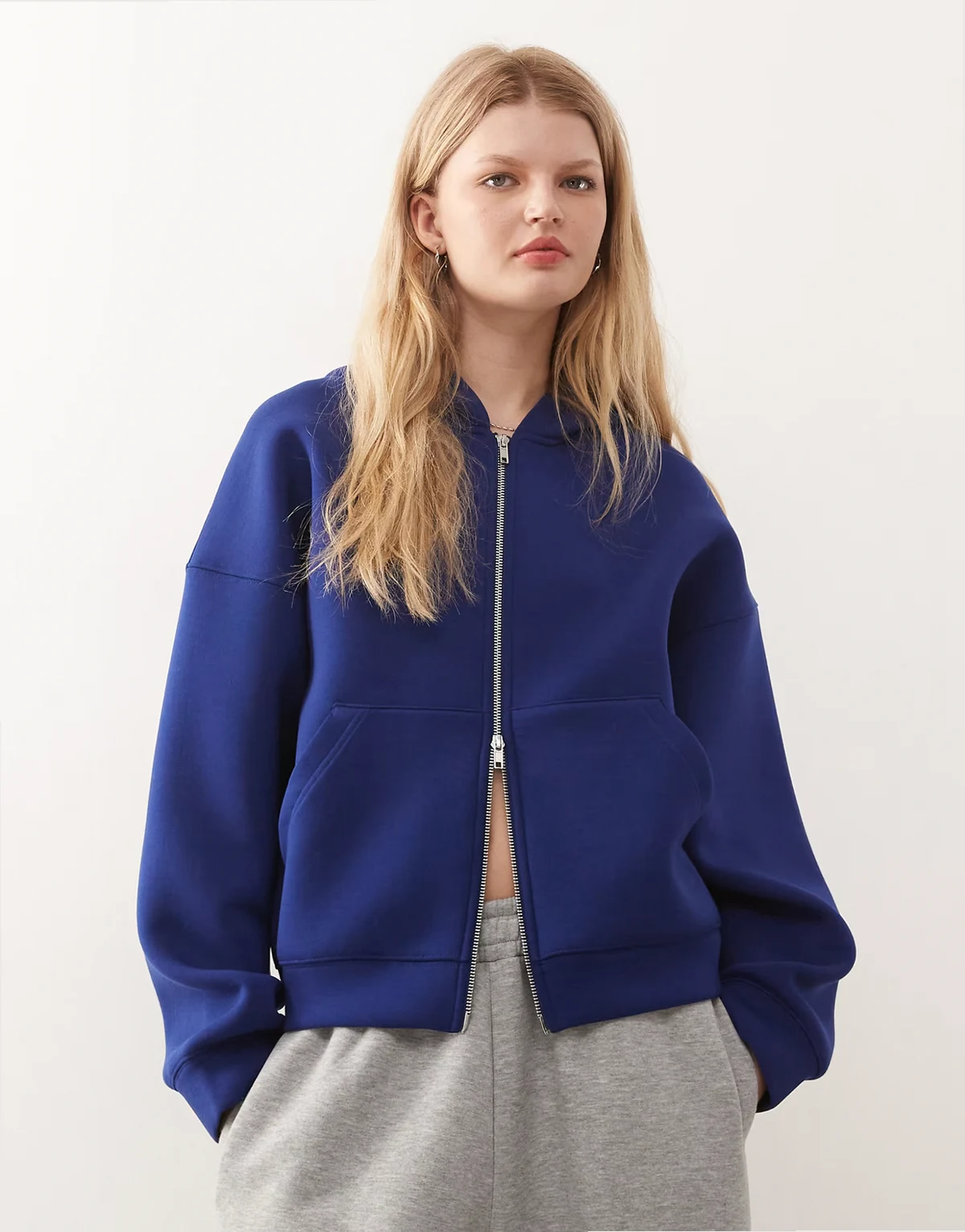 – Scarlet – Oversize-Kapuzenjacke aus Stoff in Neoprenoptik in Königsblau mit Reißverschluss