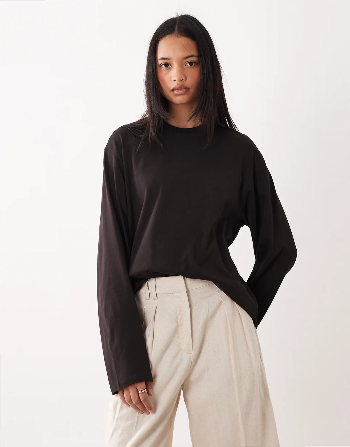 – Kastiges, langärmliges Oversize-T-Shirt in Dunkelbraun