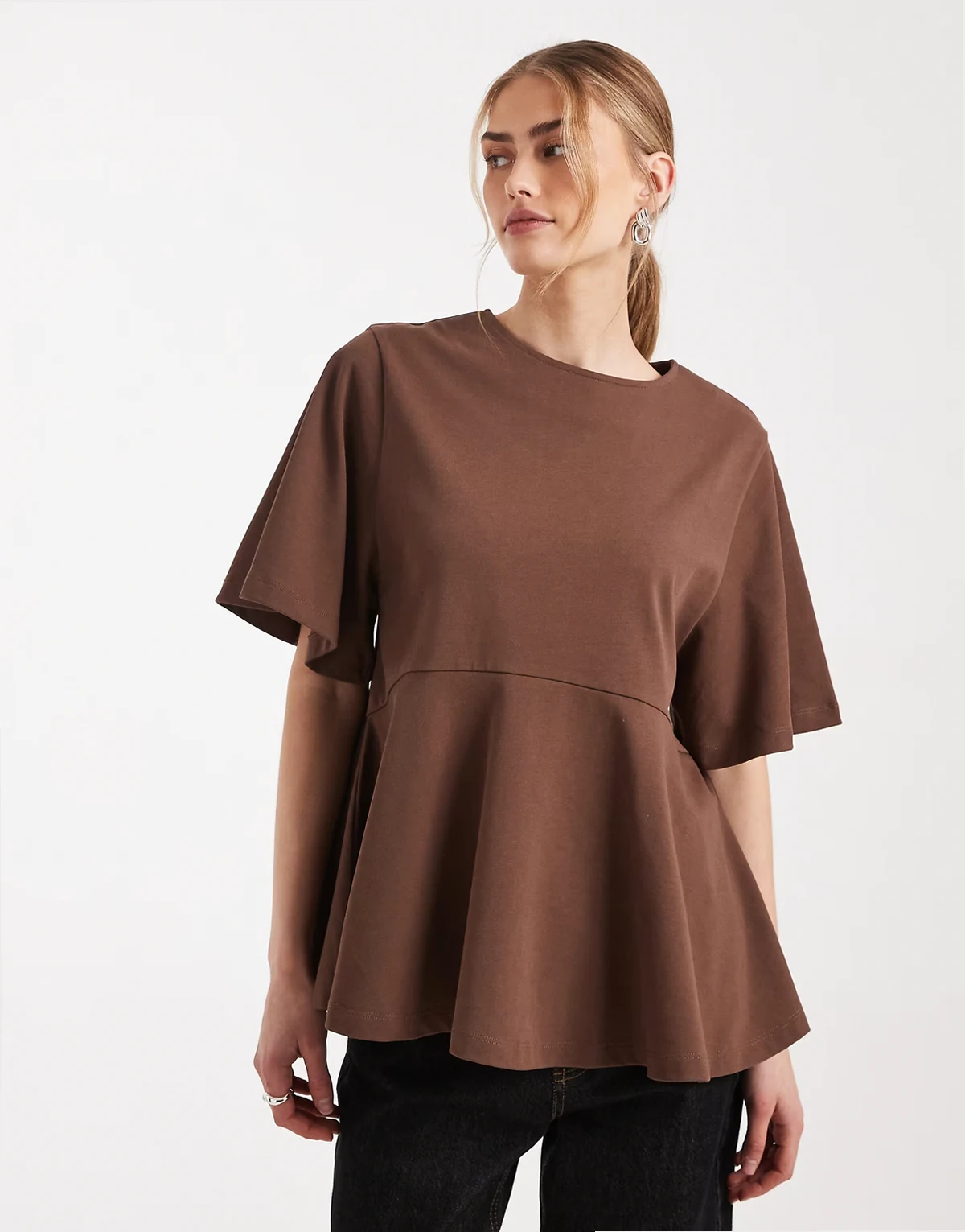– Czekoladowy T-shirt oversize z obszernymi rękawami i baskinką