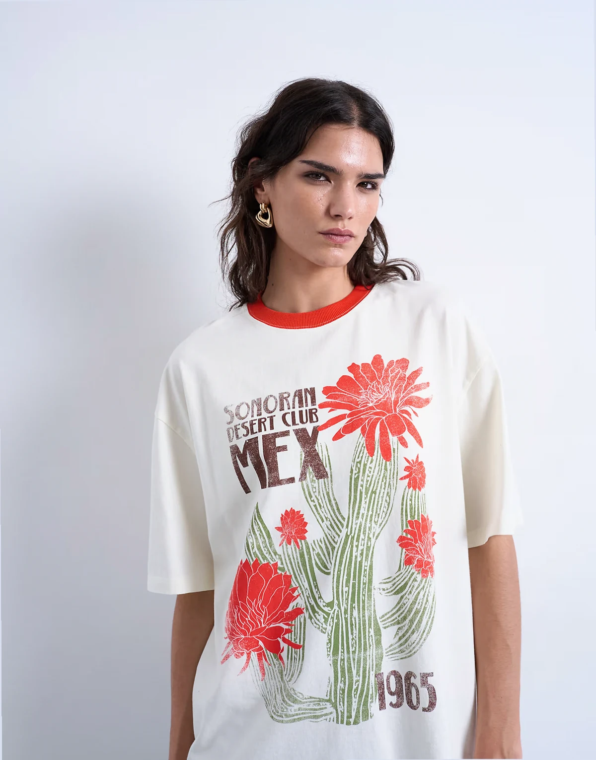 – T-shirt oversize w kolorze ecru z kontrastowymi lamówkami i grafiką z kaktusami