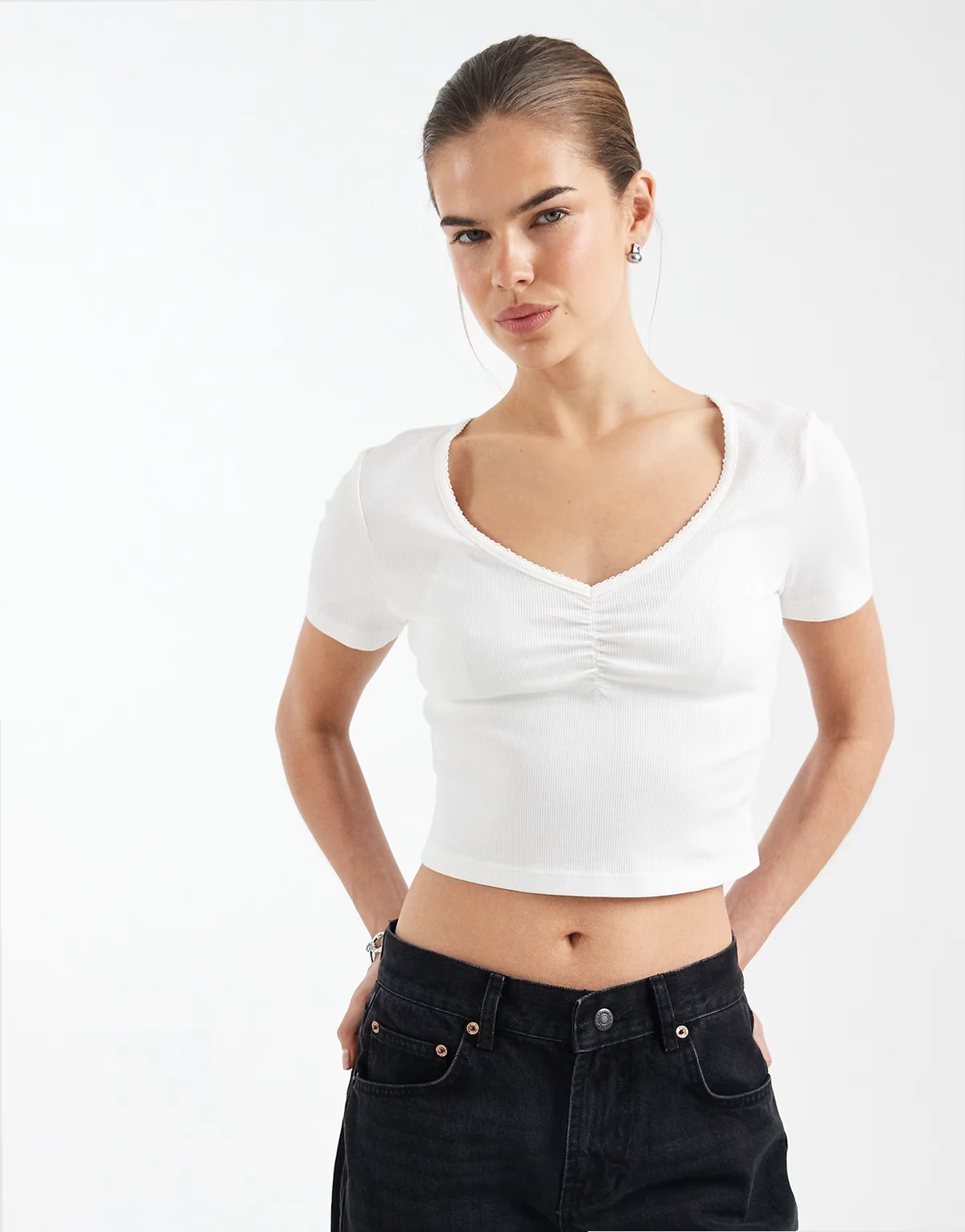 – Geripptes Cropped-T-Shirt in Weiß mit V-Ausschnitt und Raffung