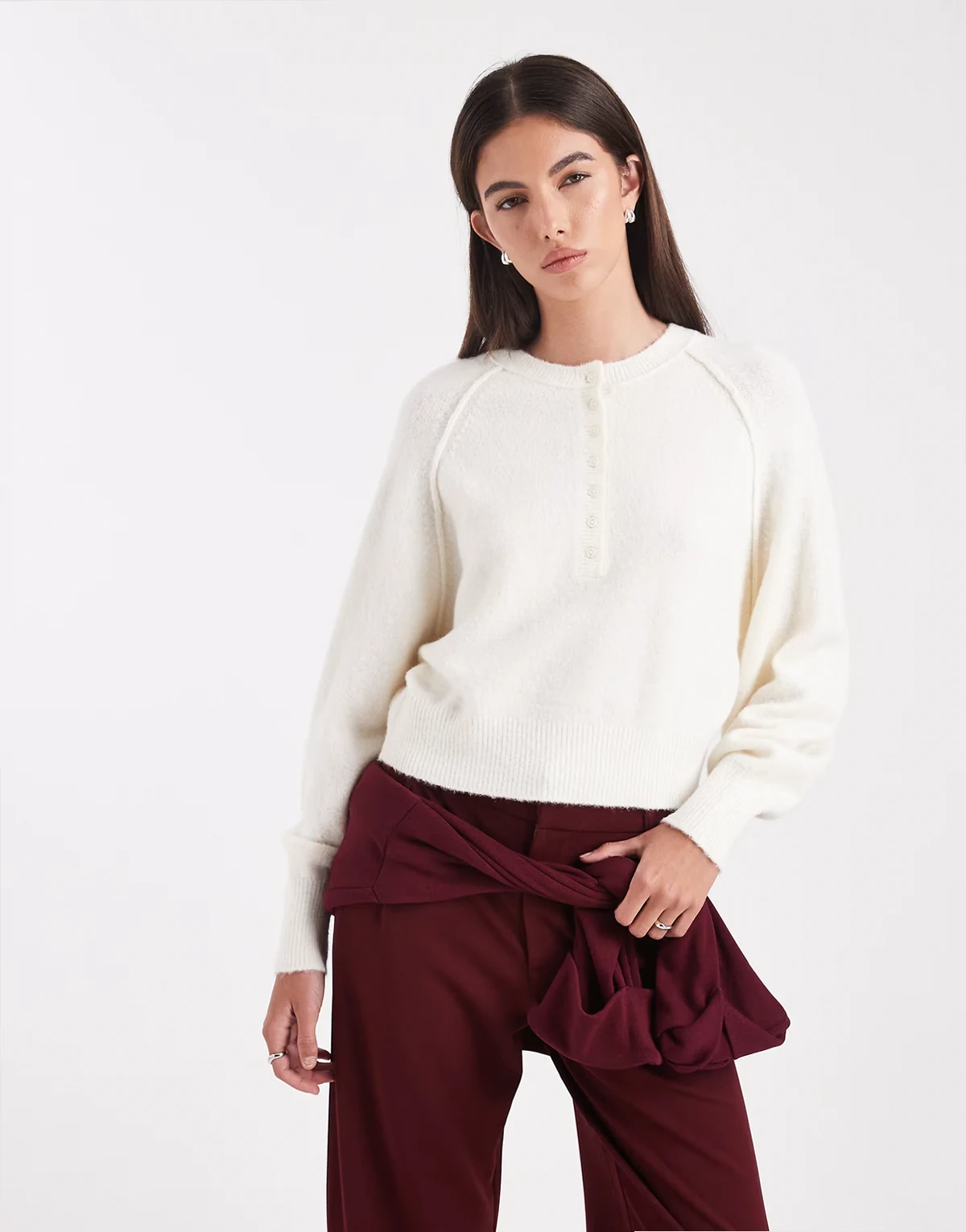 – Owsiany dzianinowy sweter z dekoltem henley i długimi rękawami