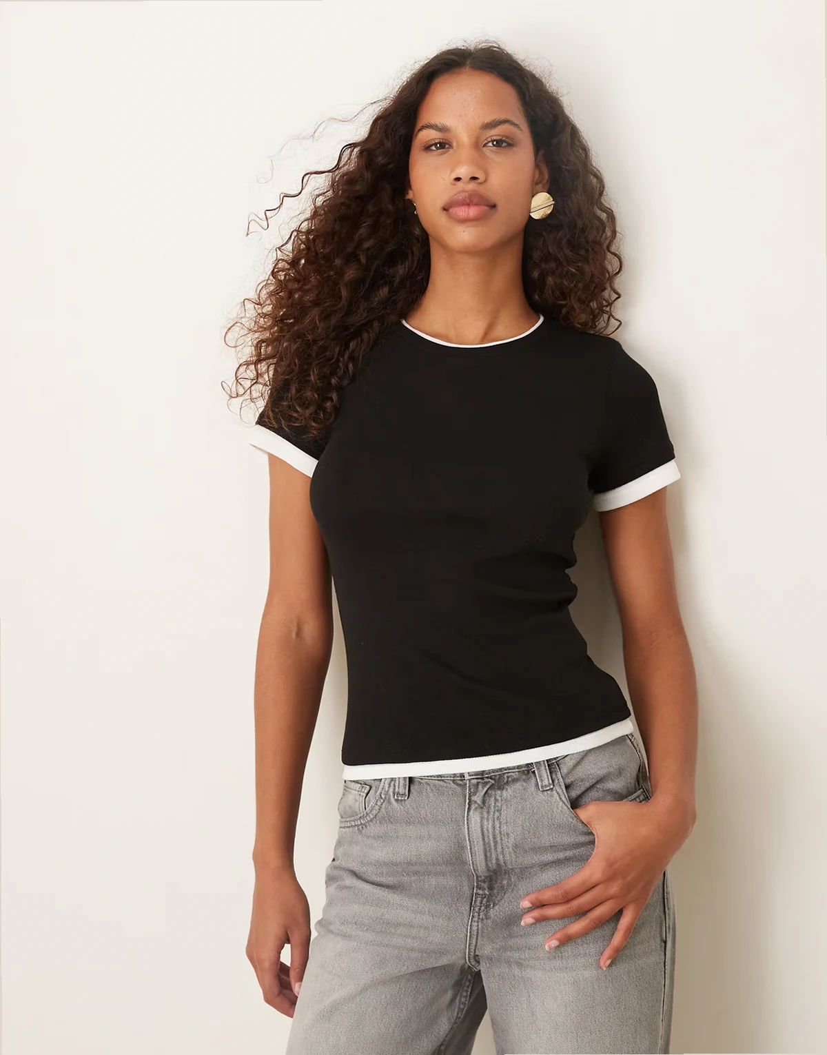 – Doppellagiges, kurzärmliges T-Shirt in Schwarz