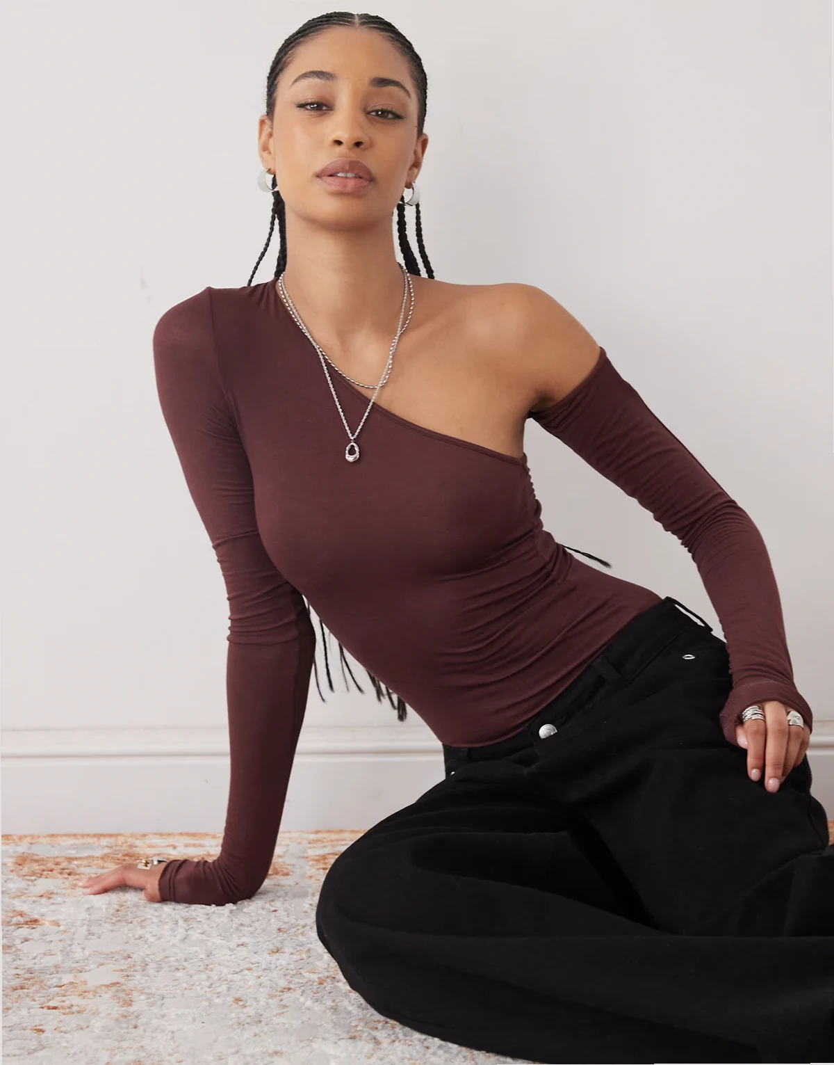 – Superweiches, langärmliges Oberteil in Burgunderrot mit asymmetrischem Cut-out-Detail, exklusiv bei ASOS
