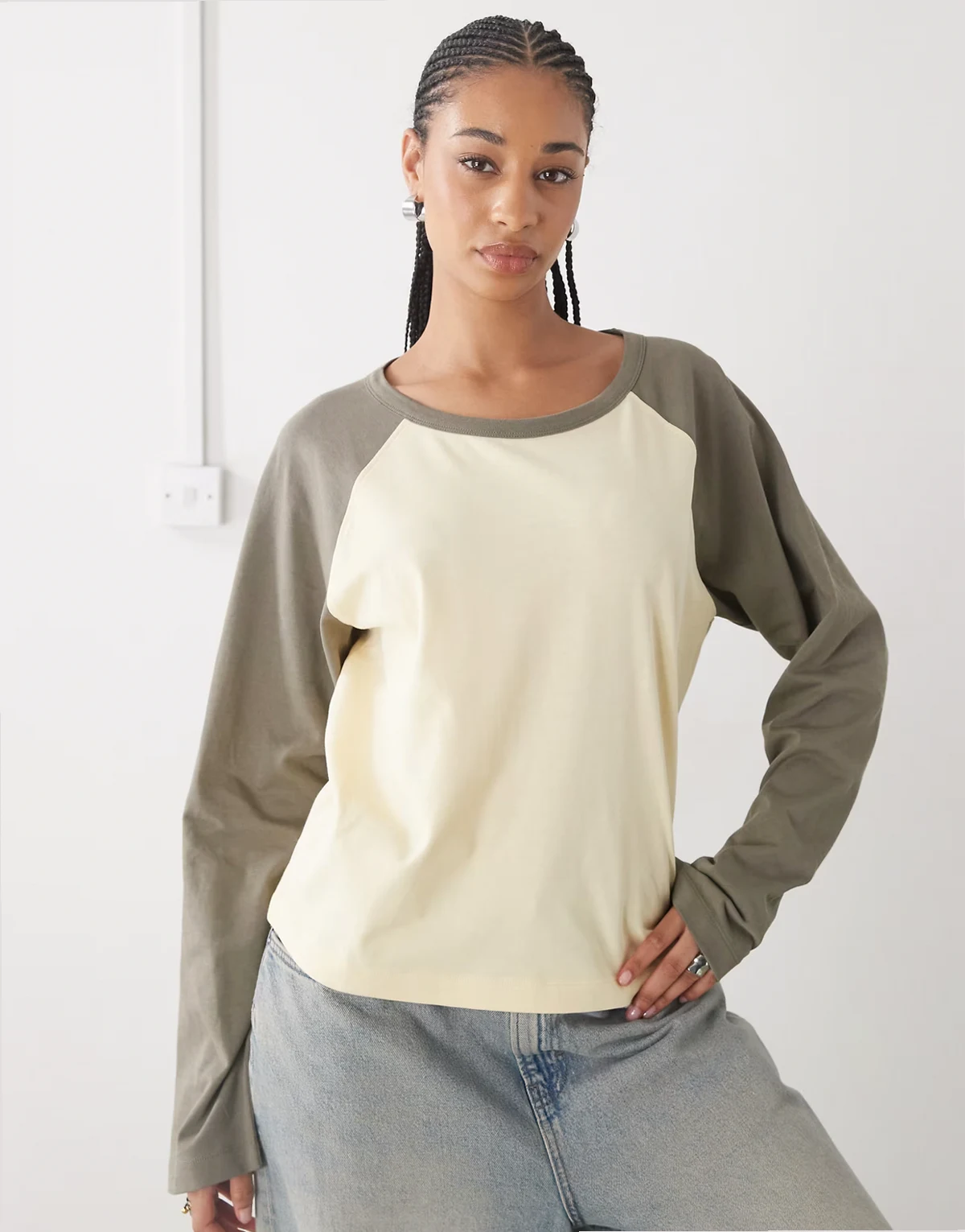 – Kastiges, langärmliges Raglan-Shirt in Buttermilch-Khaki