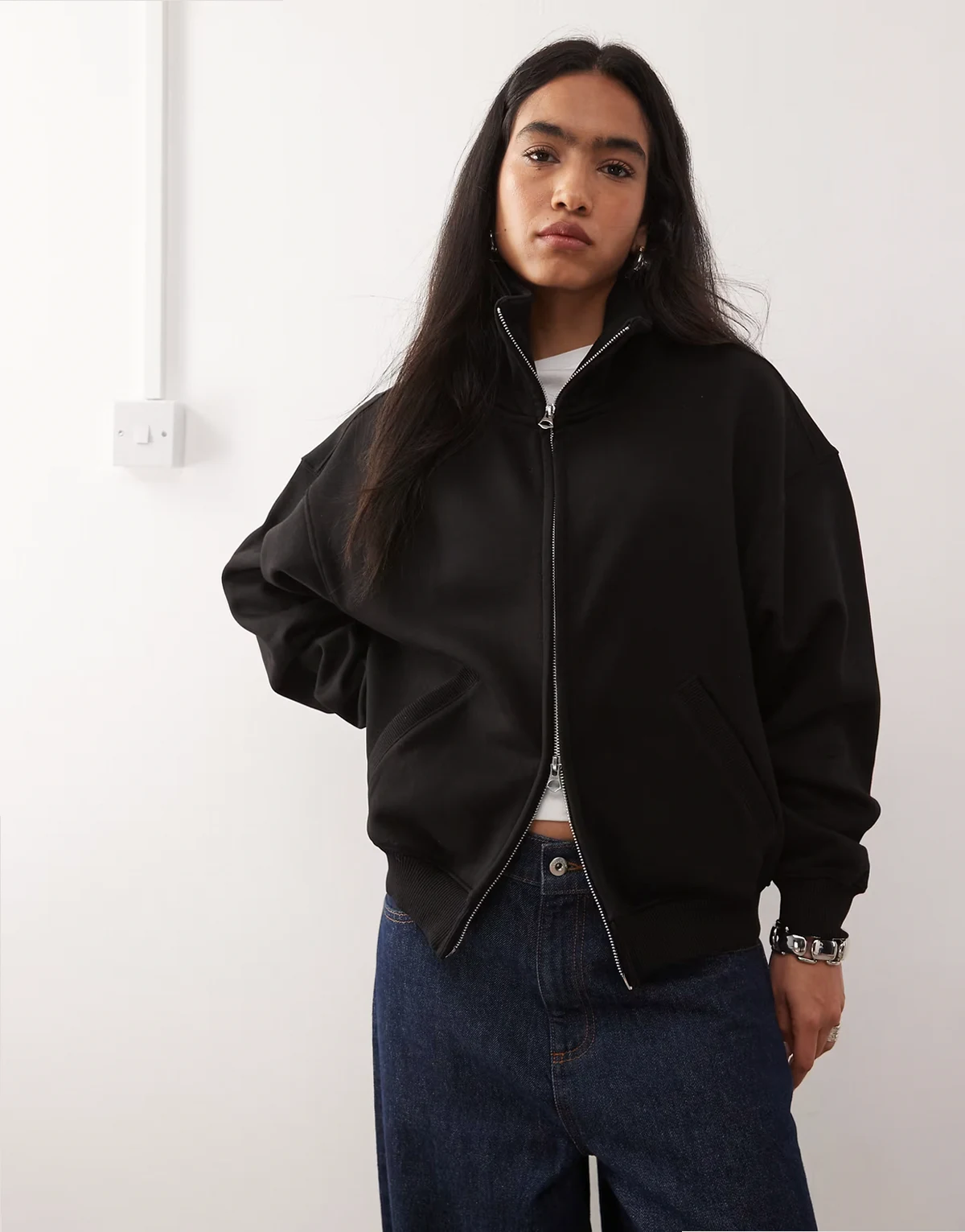 – Jodi – Sweatshirt in gebrochenem Schwarz mit Stehkragen und durchgehendem Reißverschluss