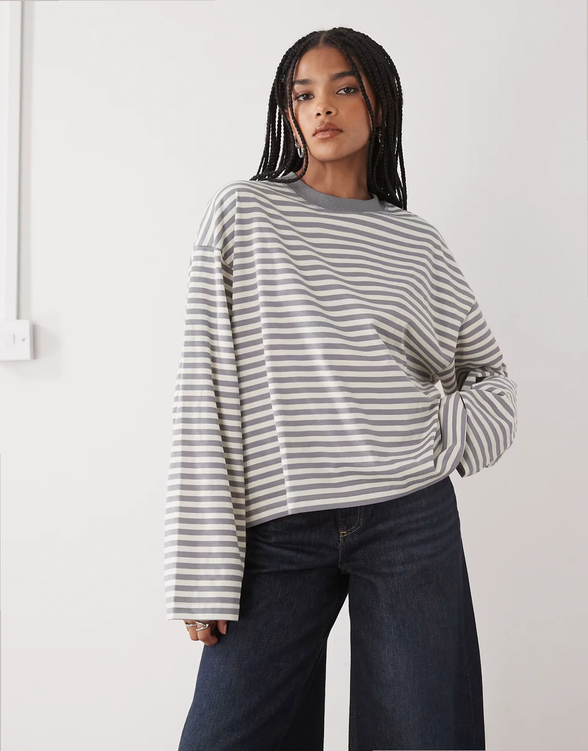 – Bloom – Langärmliges, kastiges Shirt aus Baumwollmix in gestreiftem Aschgrau mit Rundhalsausschnitt