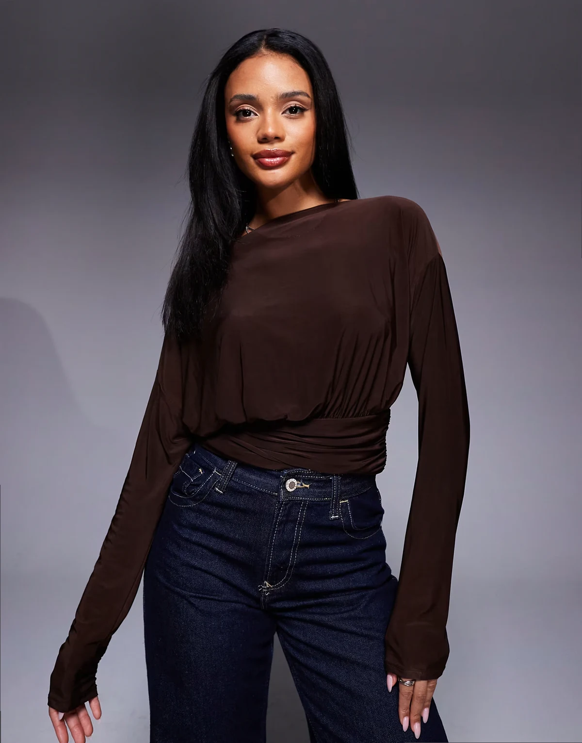 – Czekoladowy przylegający top z długimi rękawami, odsłoniętymi ramionami i zbieraną talią