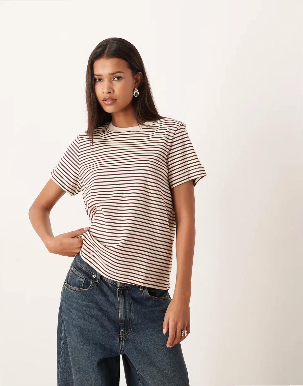 – Kremowo-czekoladowy T-shirt w paski