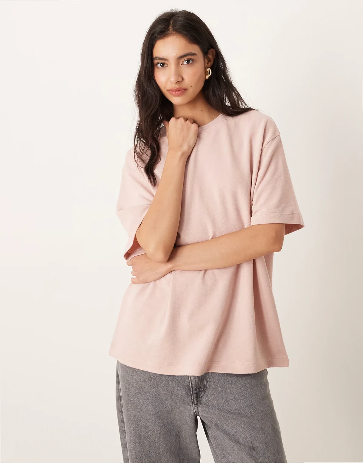 – Fakturowany dżersejowy T-shirt oversize w zgaszonym różowym kolorze