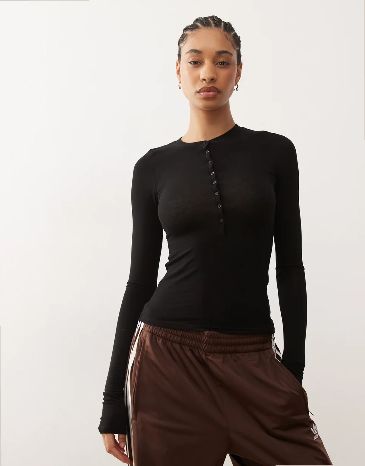 – Langärmliges T-Shirt in Schwarz mit Henley-Ausschnitt