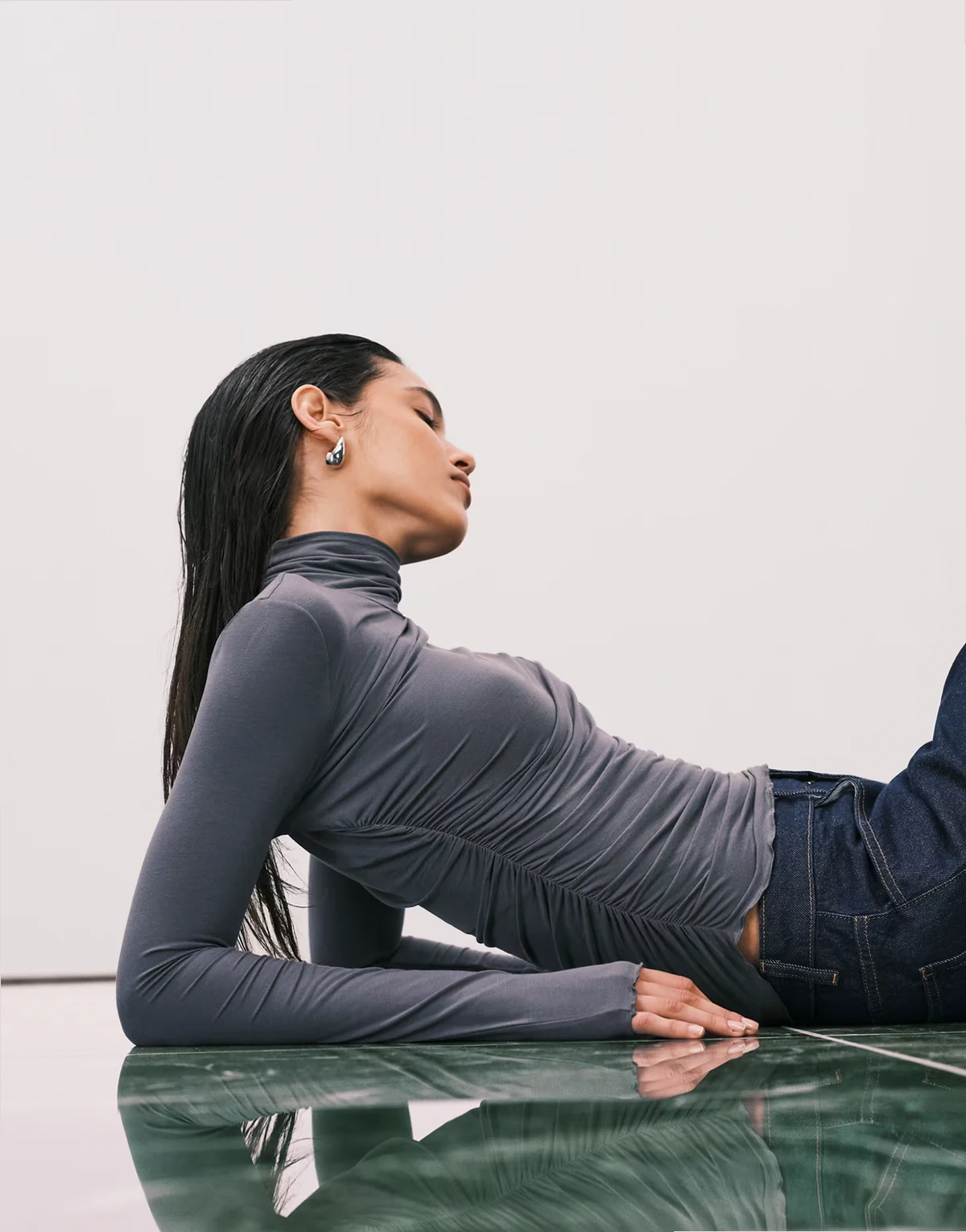 – Asymmetrisches, langärmliges Slim-Fit-Oberteil in Dunkelgrau mit Stehkragen