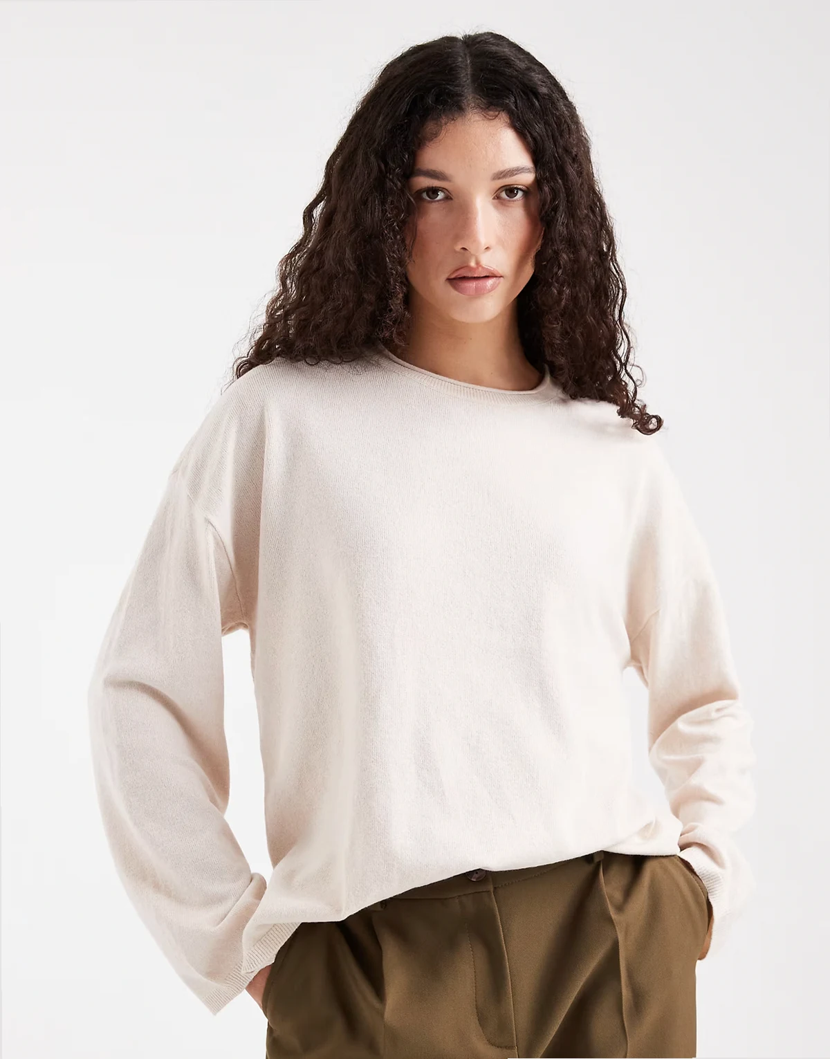 – Kastiges Strickoberteil in Creme mit Rundhalsausschnitt
