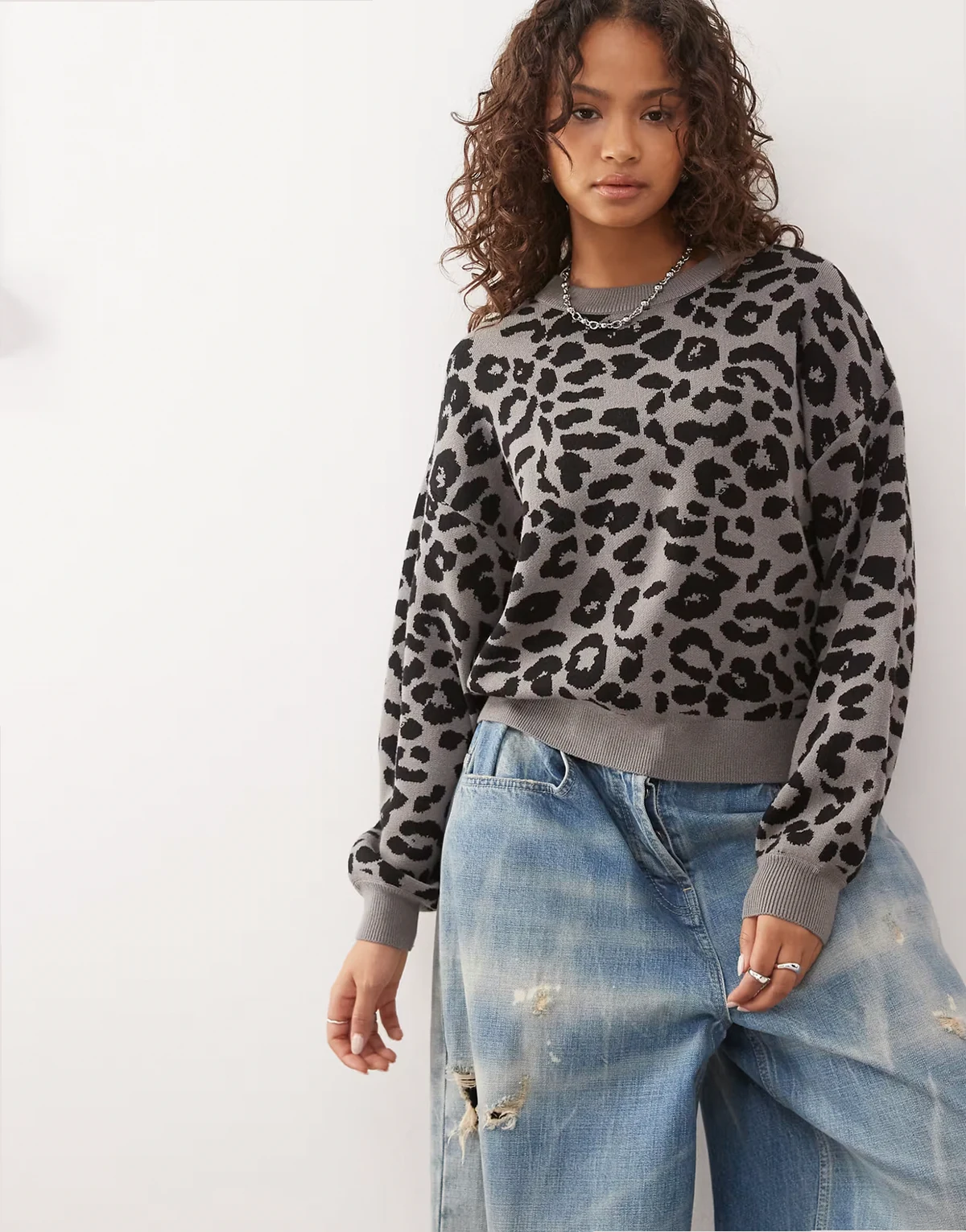 – Szary dzianinowy sweter o luźnym kroju we wzór w cętki