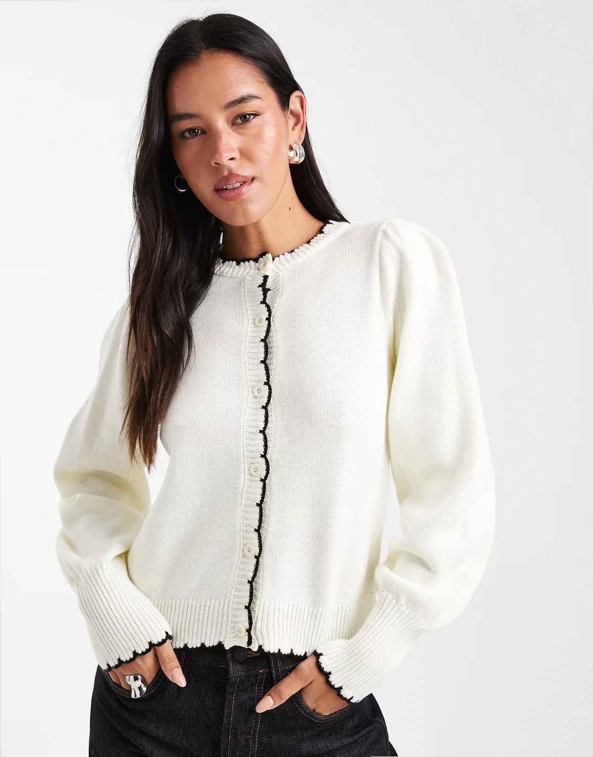 – Strickjacke in Cremeweiß mit Puffärmeln und Languettenstich