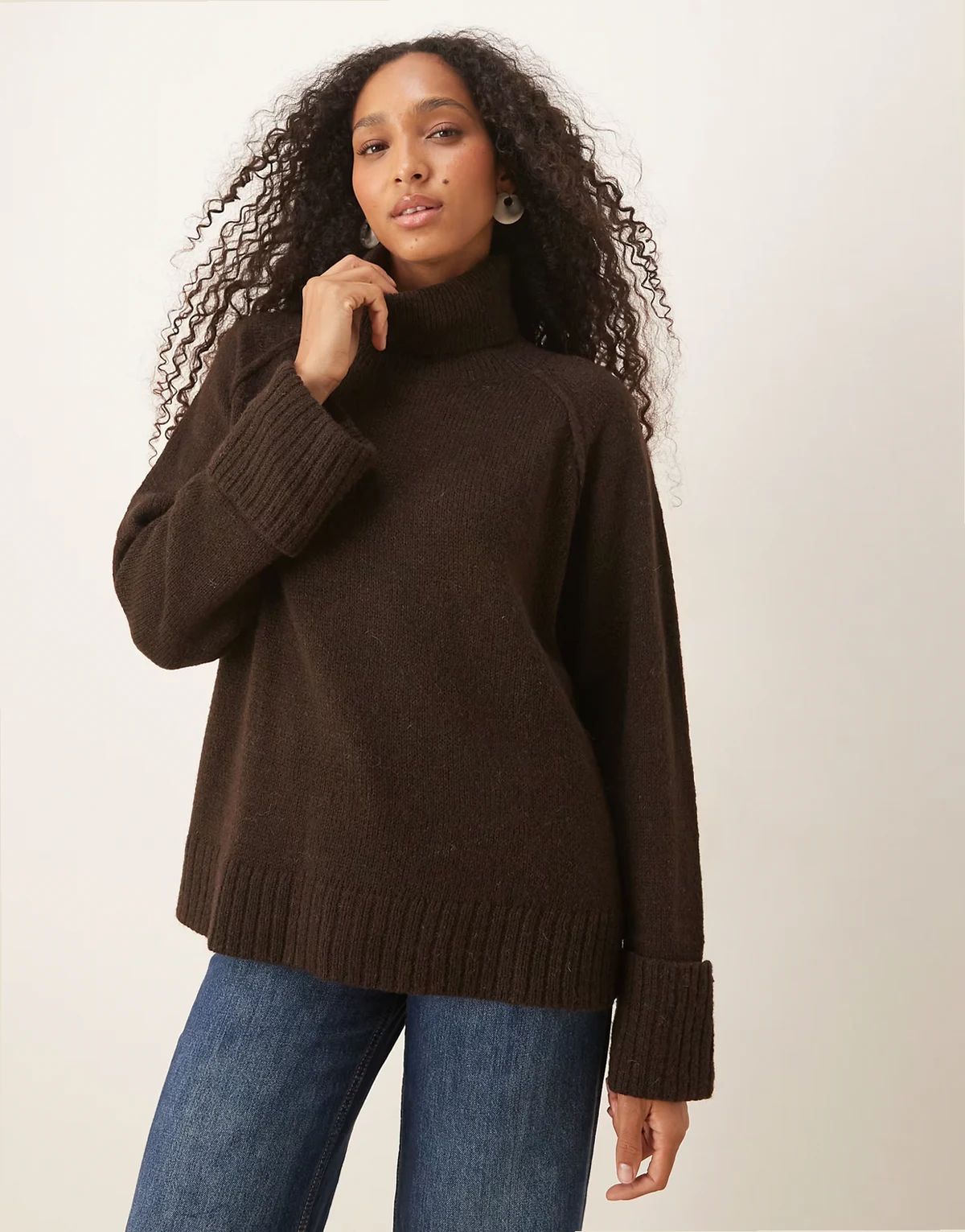 – Brązowy sweter oversize z golfem