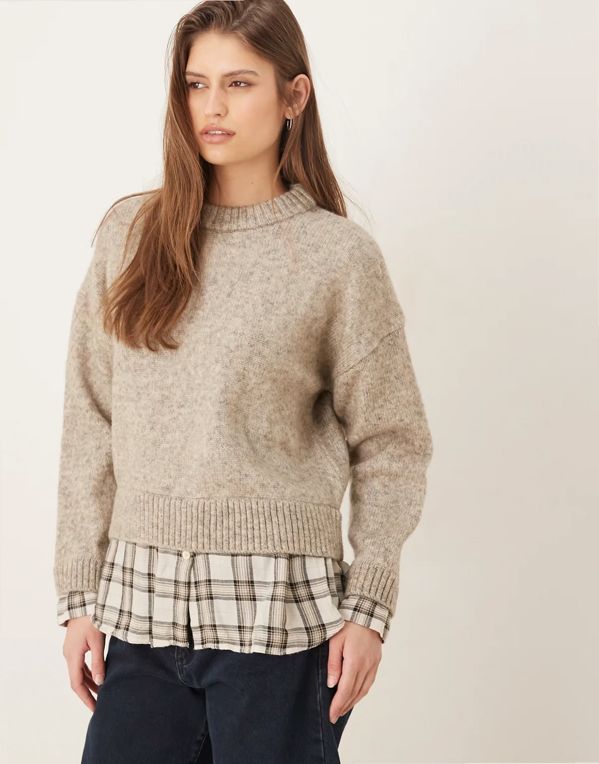 – Gestrickter Pullover in Braun mit Hemd
