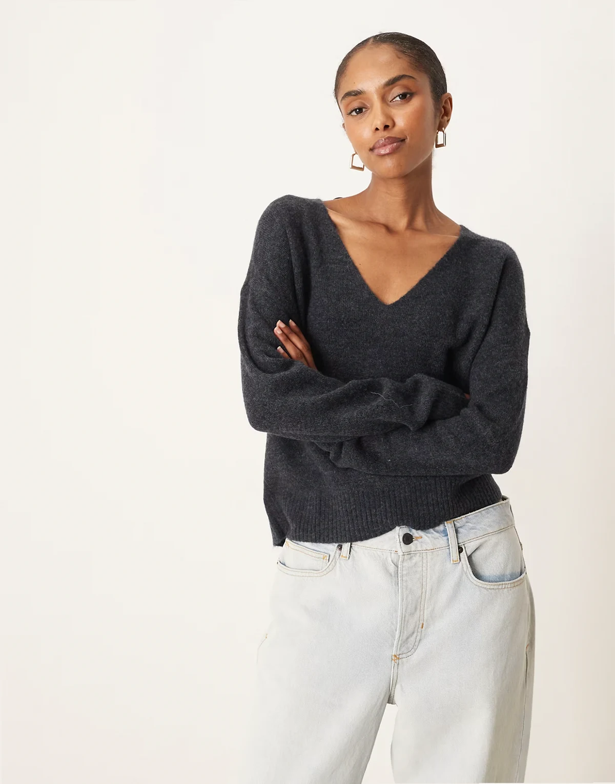 – Granatowy sweter z dekoltem w szpic