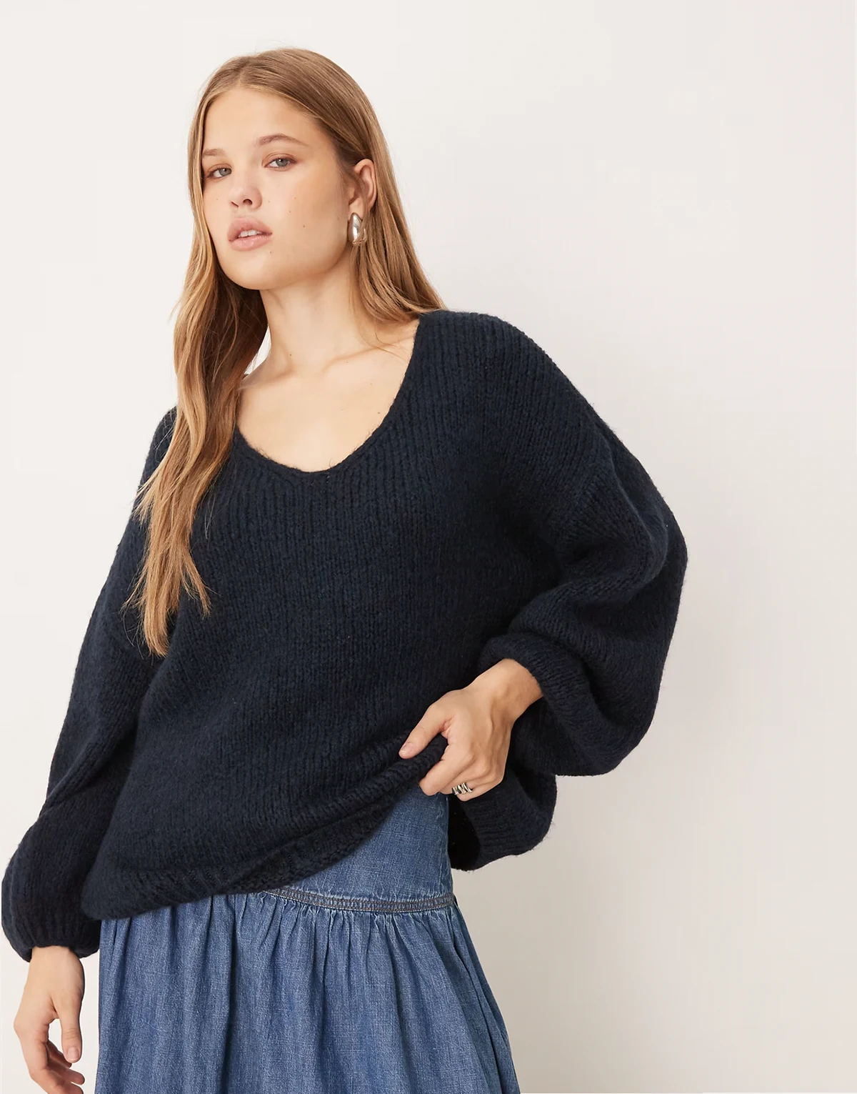 – Granatowy dwustronny sweter z dzianiny oversize