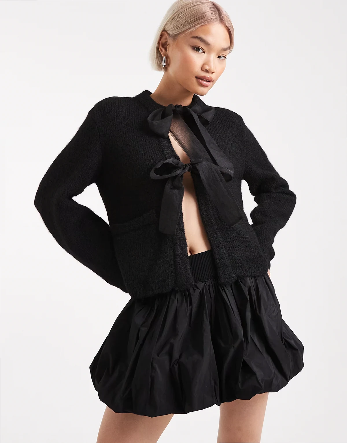 – Oversize-Strickjacke in Schwarz mit Schleifen aus Satin