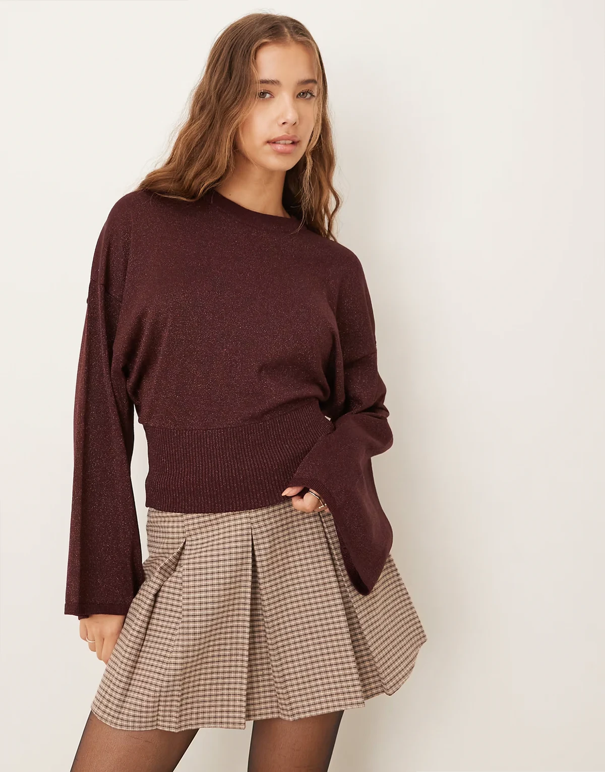 – Pullover aus Metallic-Feinstrick in dunklem Burgunderrot/Granatapfel mit weiten Ärmeln