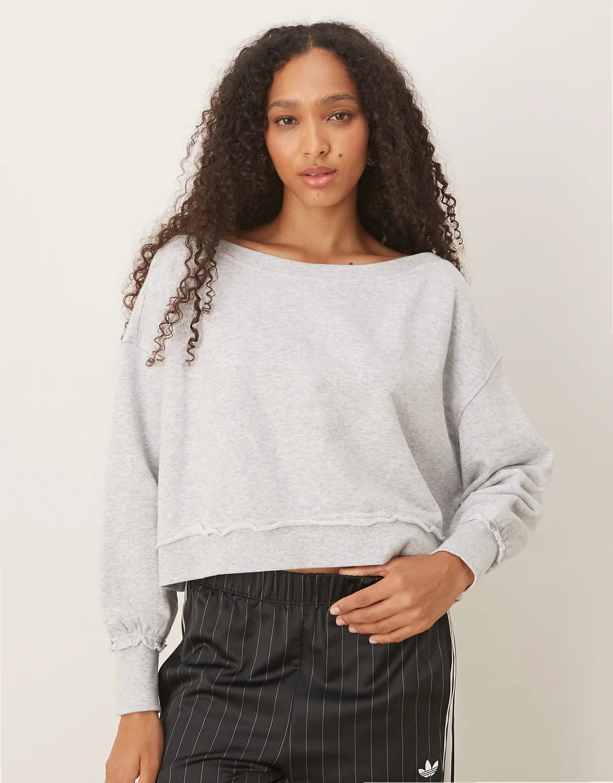– Schulterfreies Sweatshirt in Grau