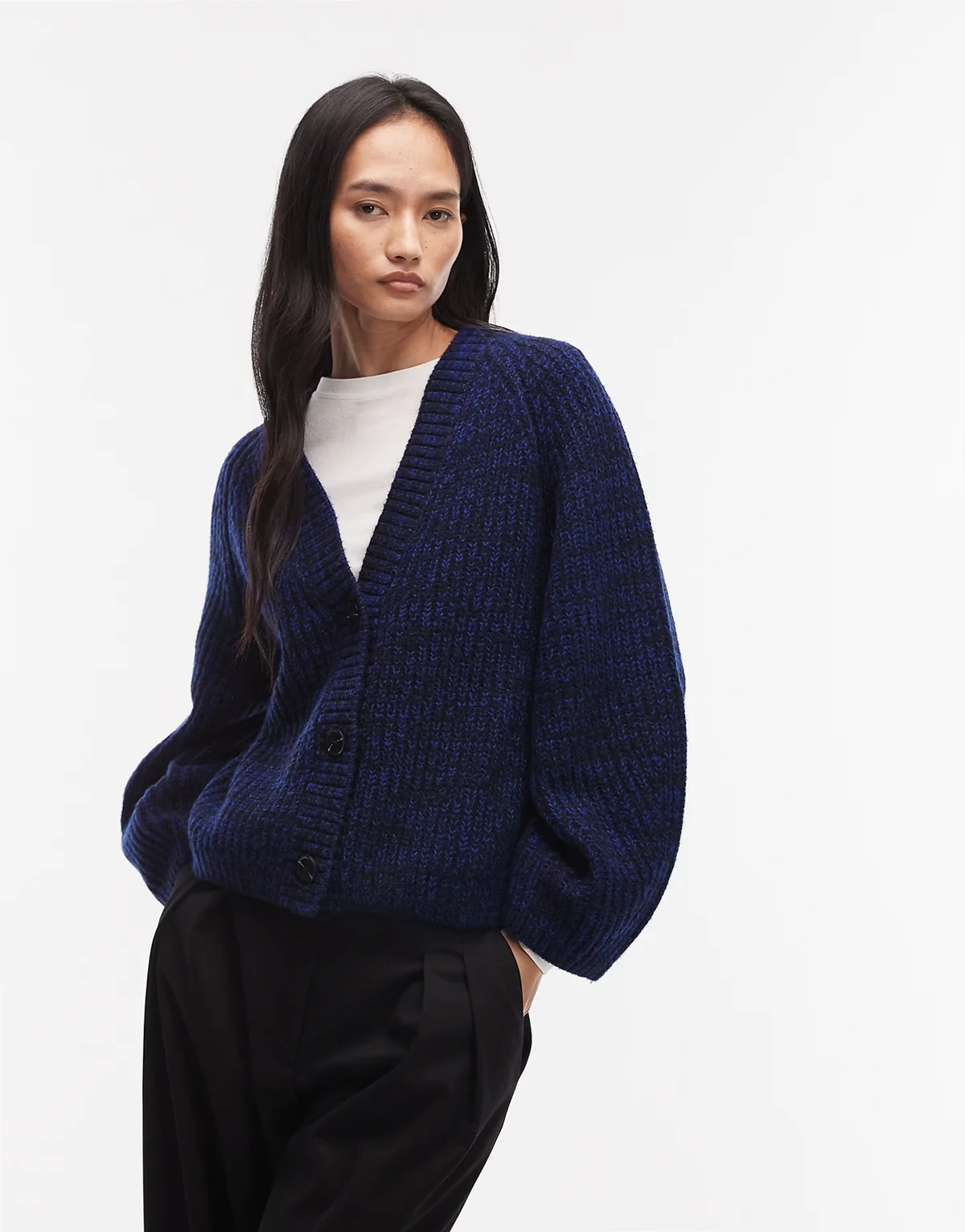 – Strickjacke aus Wolle und Baumwollmix in meliertem Blau und Schwarz mit Zopfmuster und V-Ausschnitt