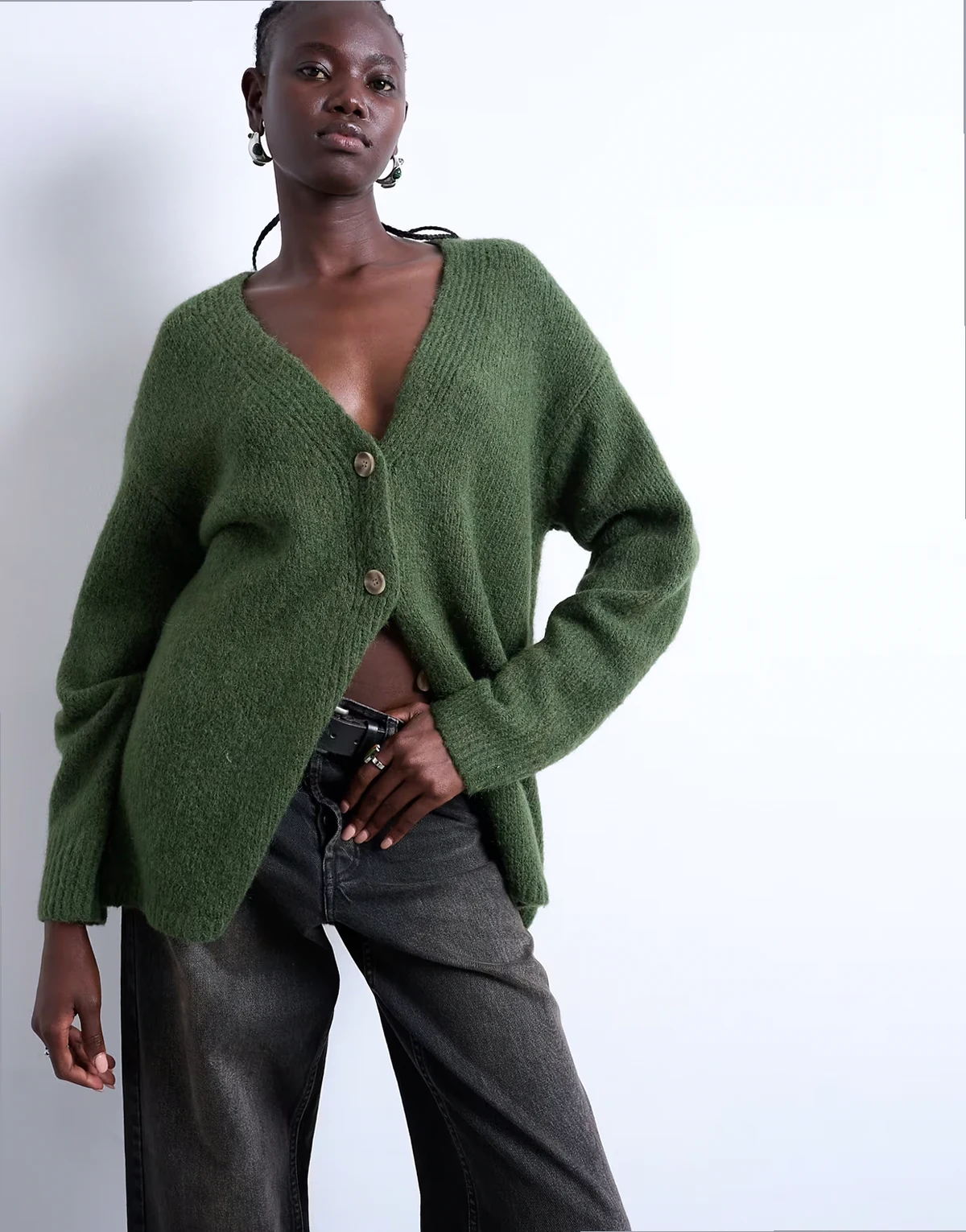 – Kardigan oversize o wydłużonym fasonie boyfriend w kolorze khaki