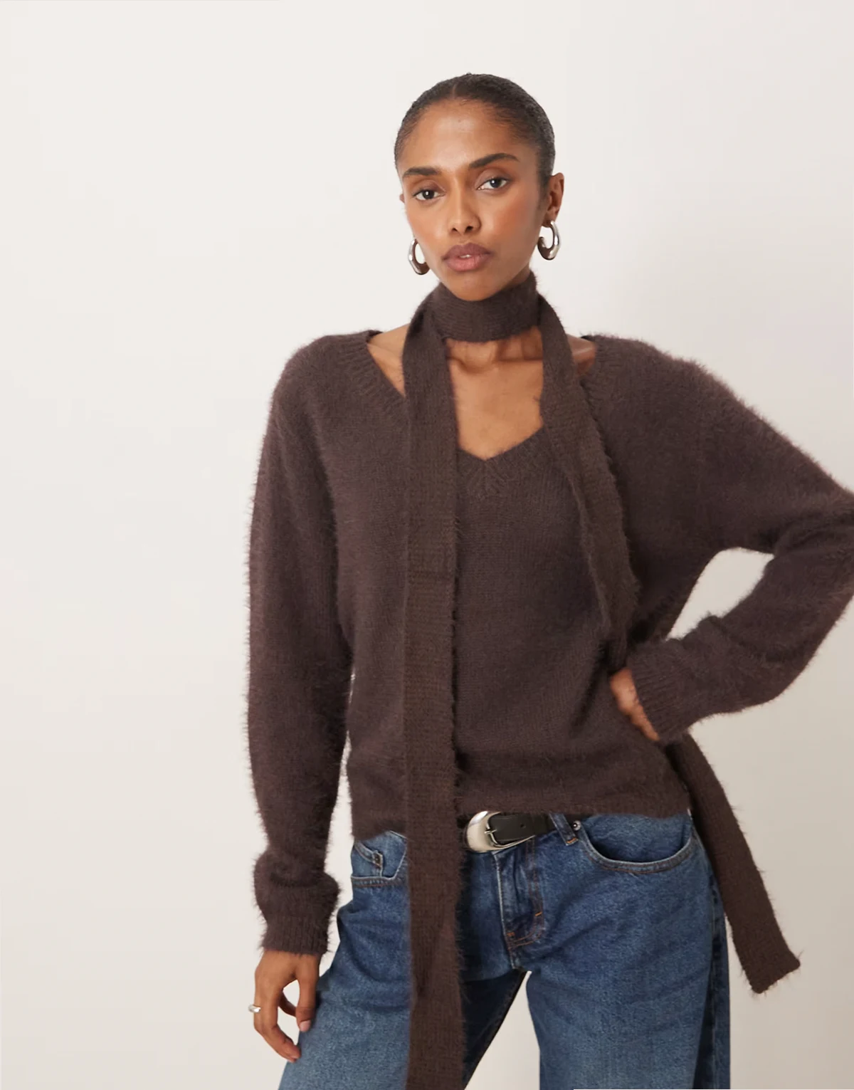 – Dikara – Flauschiger Pullover in Braun mit V-Ausschnitt und passendem Schal