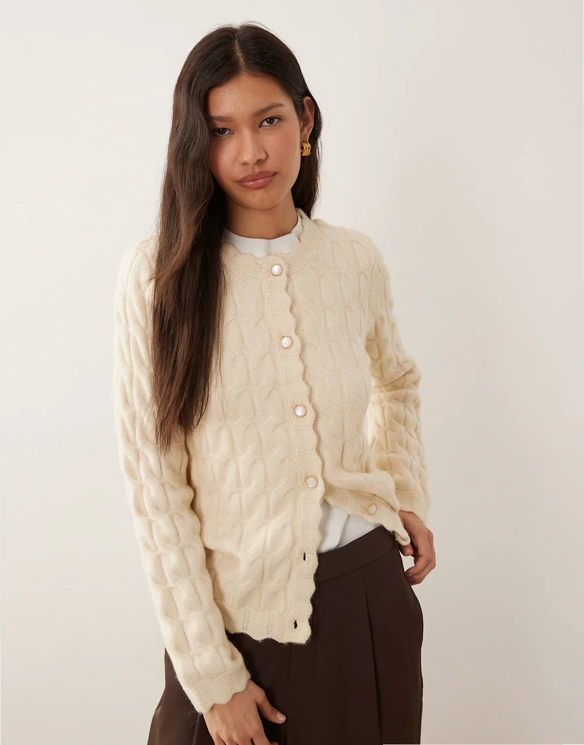 – Strukturierte Strickjacke in Creme mit Muschelsaum