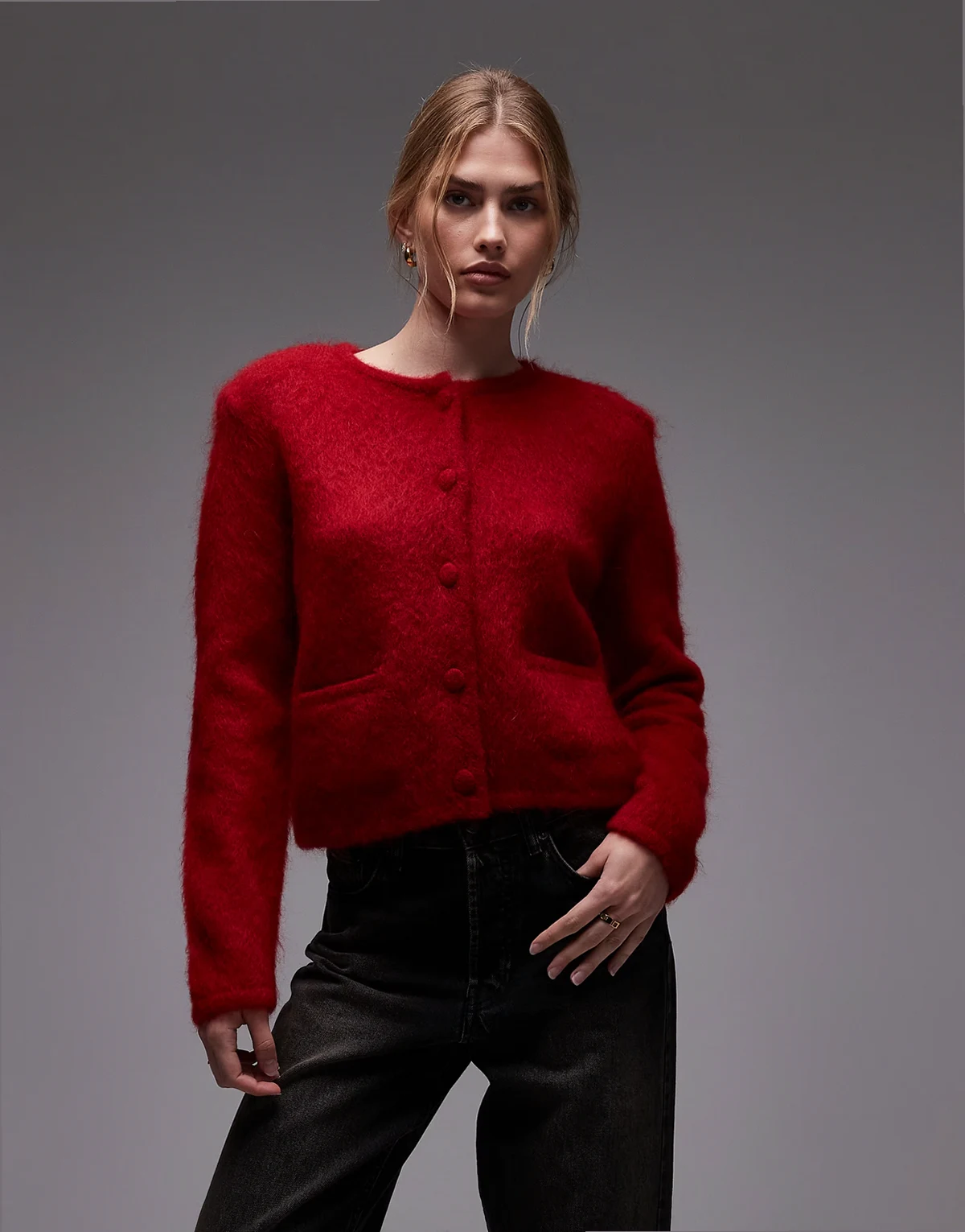 – Kurze, taillierte Strickjacke aus Mohair-Wollmix in Rot mit Rundhalsausschnitt und Knopfleiste
