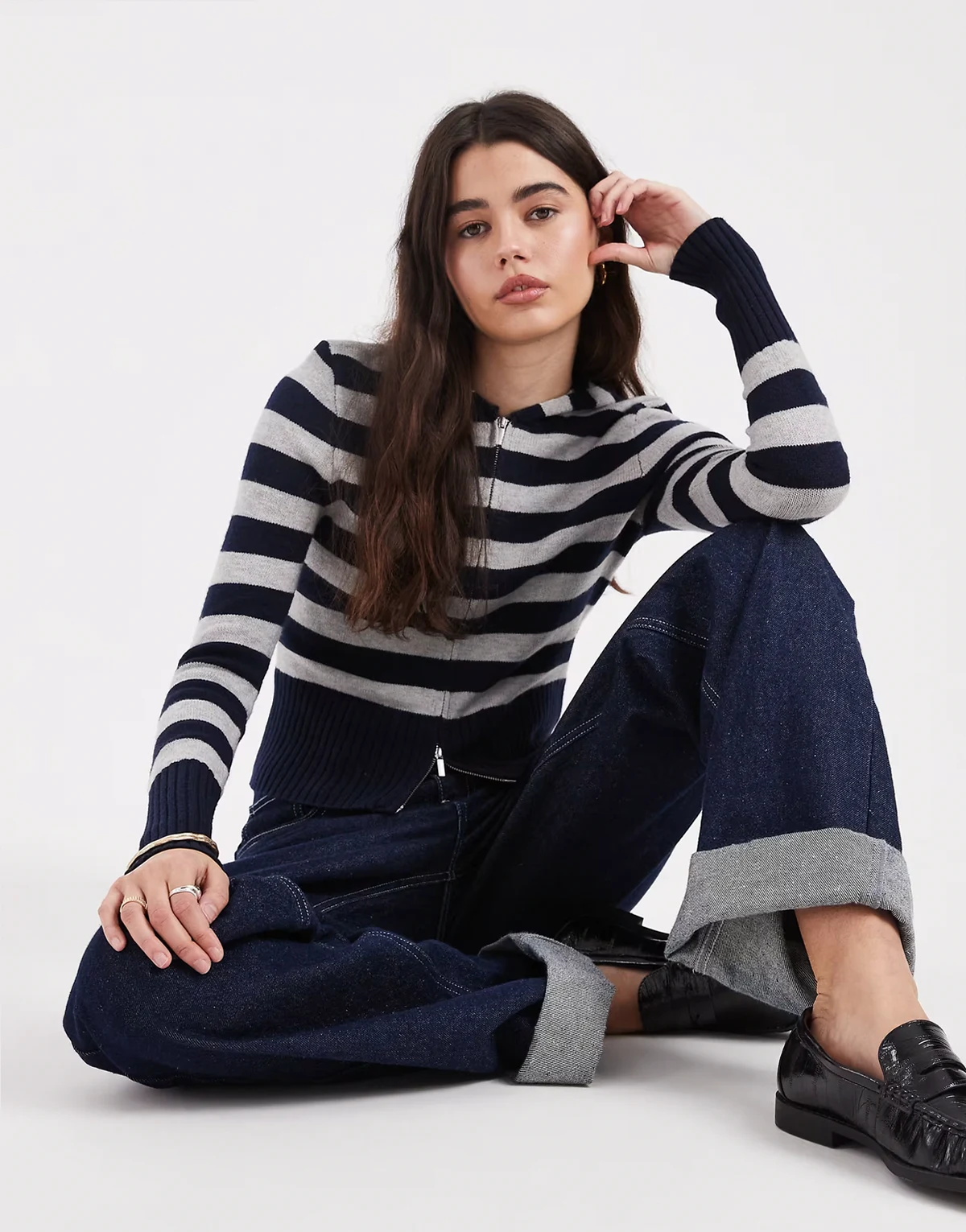 – Strickpullover in Marineblau und Grau gestreift mit Kapuze und Reißverschluss