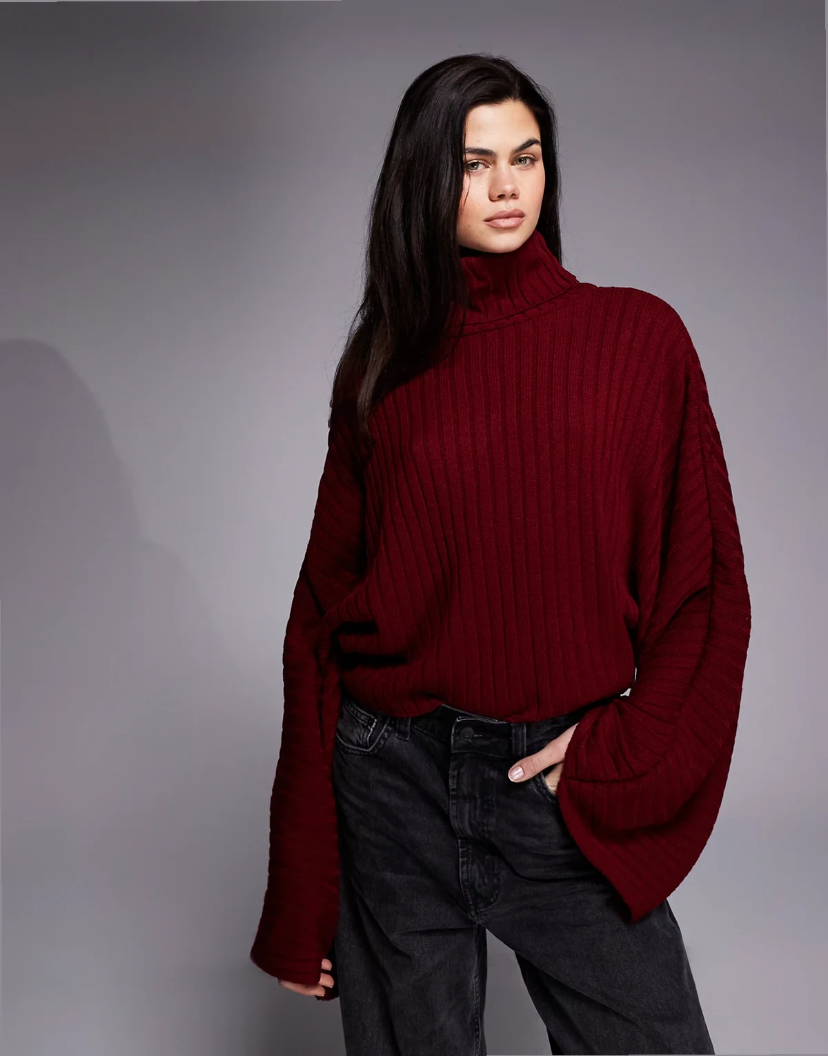 Exclusive – Bordowy sweter oversize z golfem i szerokimi rękawami