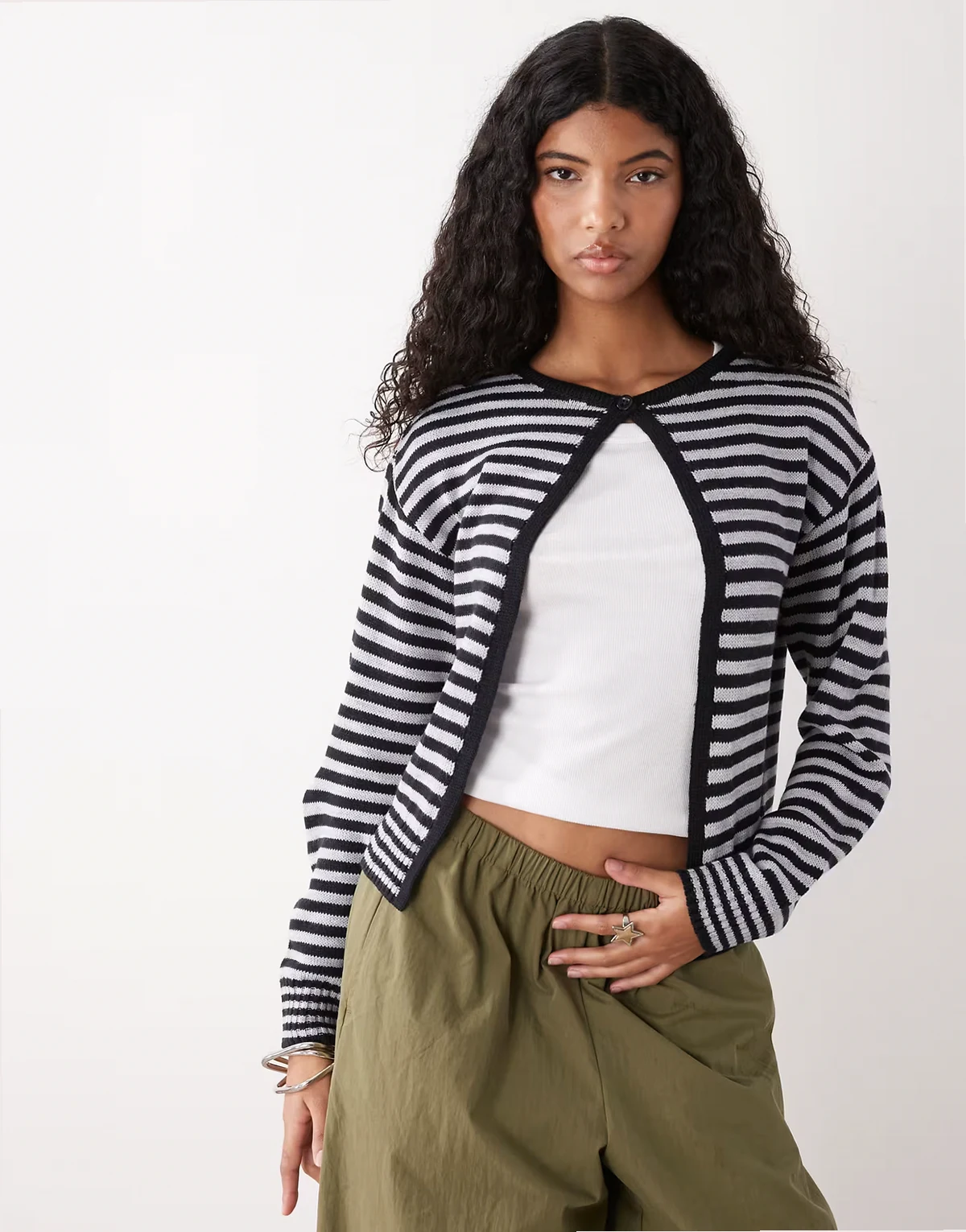 – Blau gestreifte Strickjacke mit einem Knopf