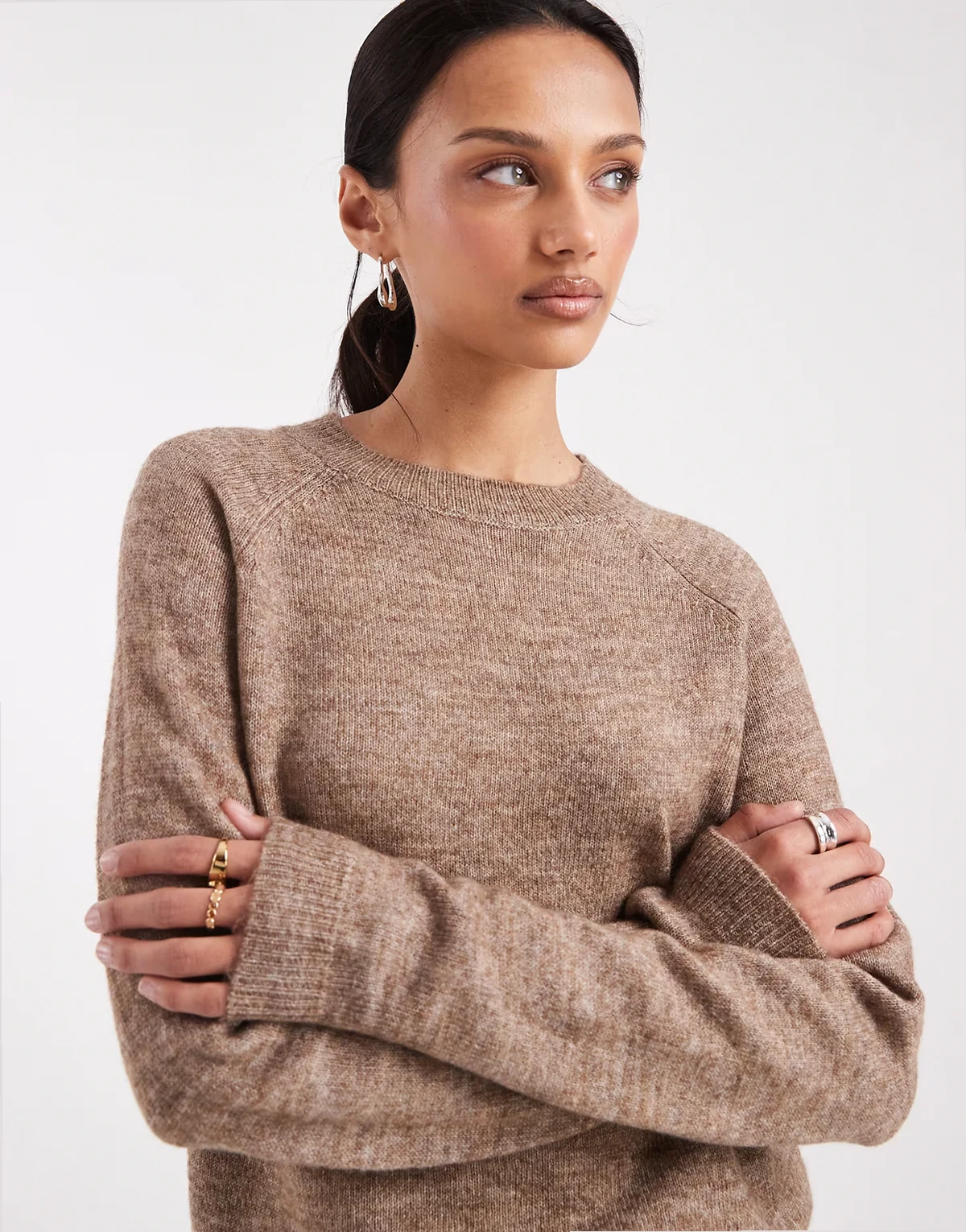 – Sweter z zabudowanym dekoltem w neutralnym kolorze