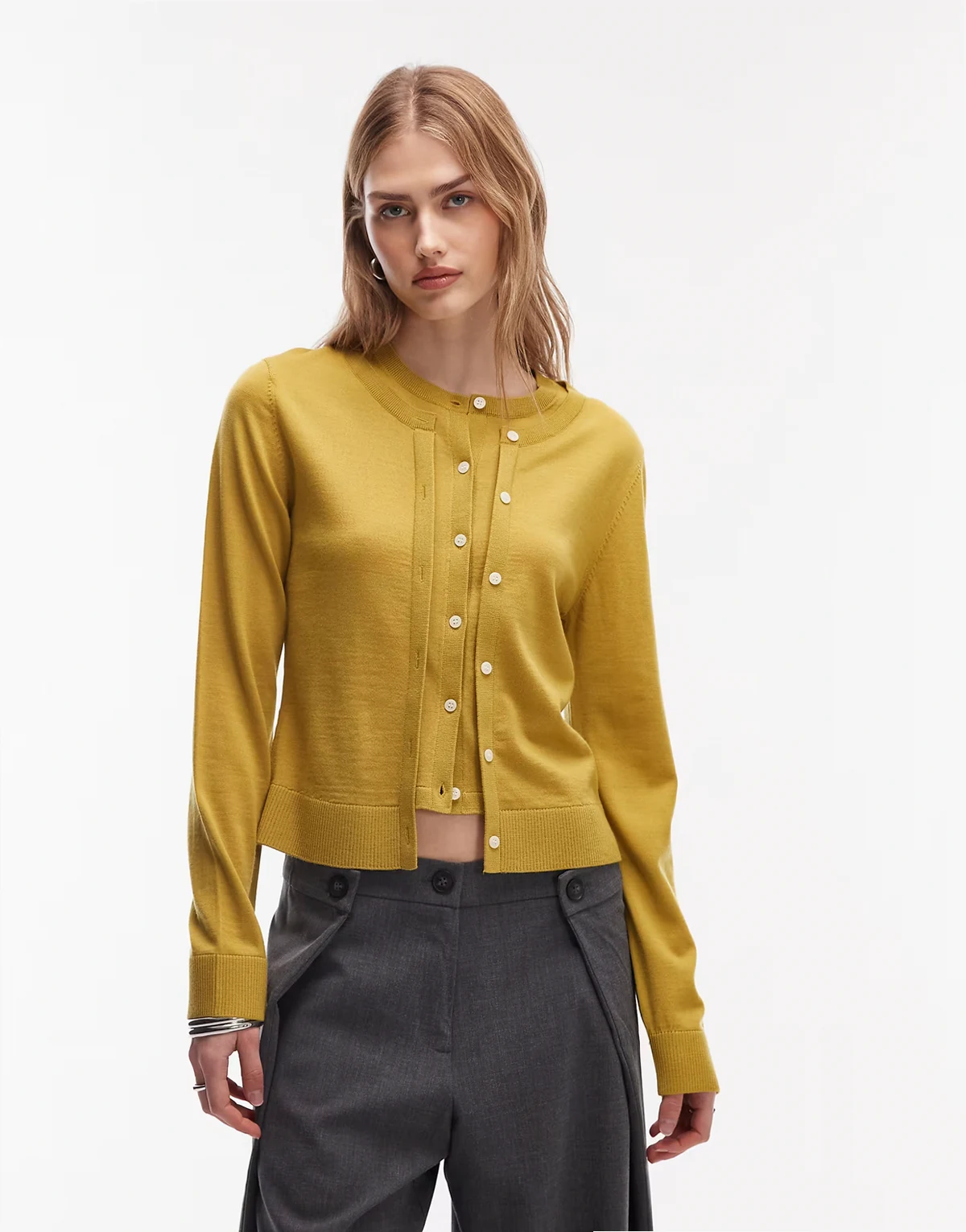 – Zweilagige Strickjacke aus reiner Wolle in Senfgelb