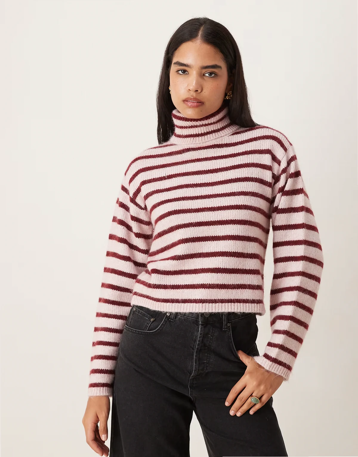 – Strickpullover in Burgunderrot mit Rollkragen und Streifen