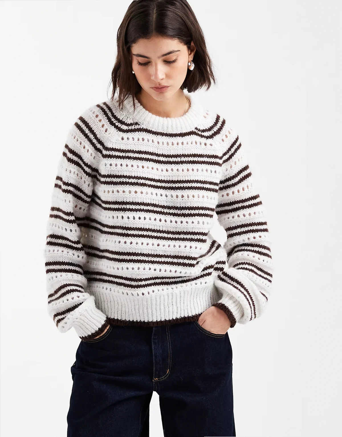 – Czekoladowo-biały sweter z ażurowej dzianiny