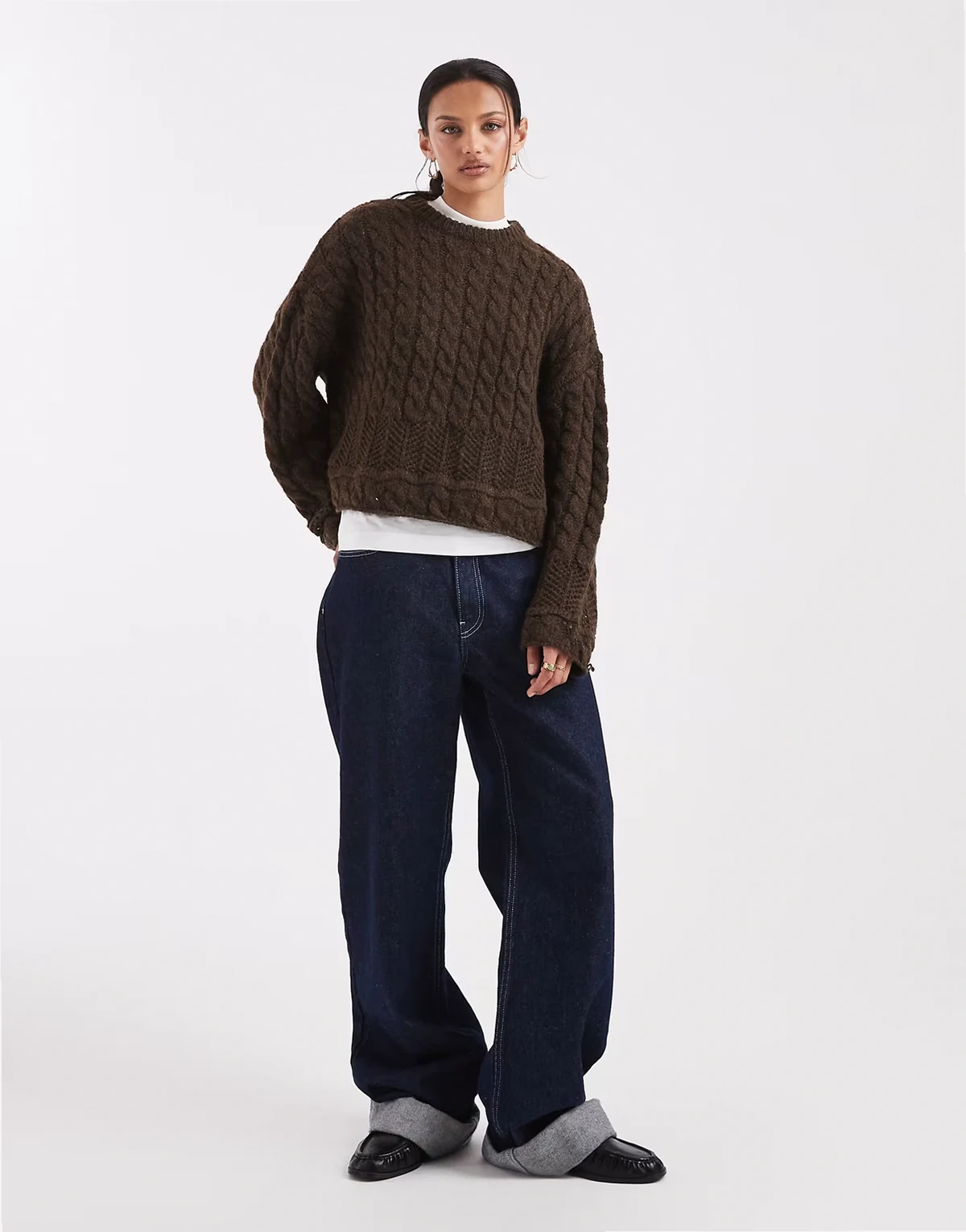 – Sweter z kołnierzykiem w z dzianiny o warkoczowym splocie w czekoladowobrązowym kolorze