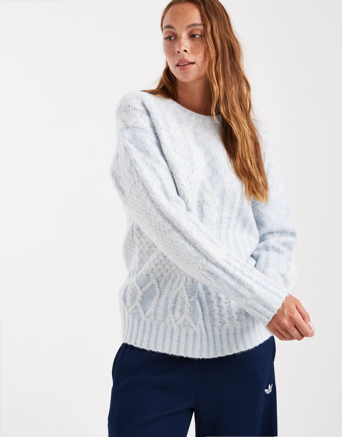 – Luxuriöser Pullover in Blassblau mit Rundhalsausschnitt