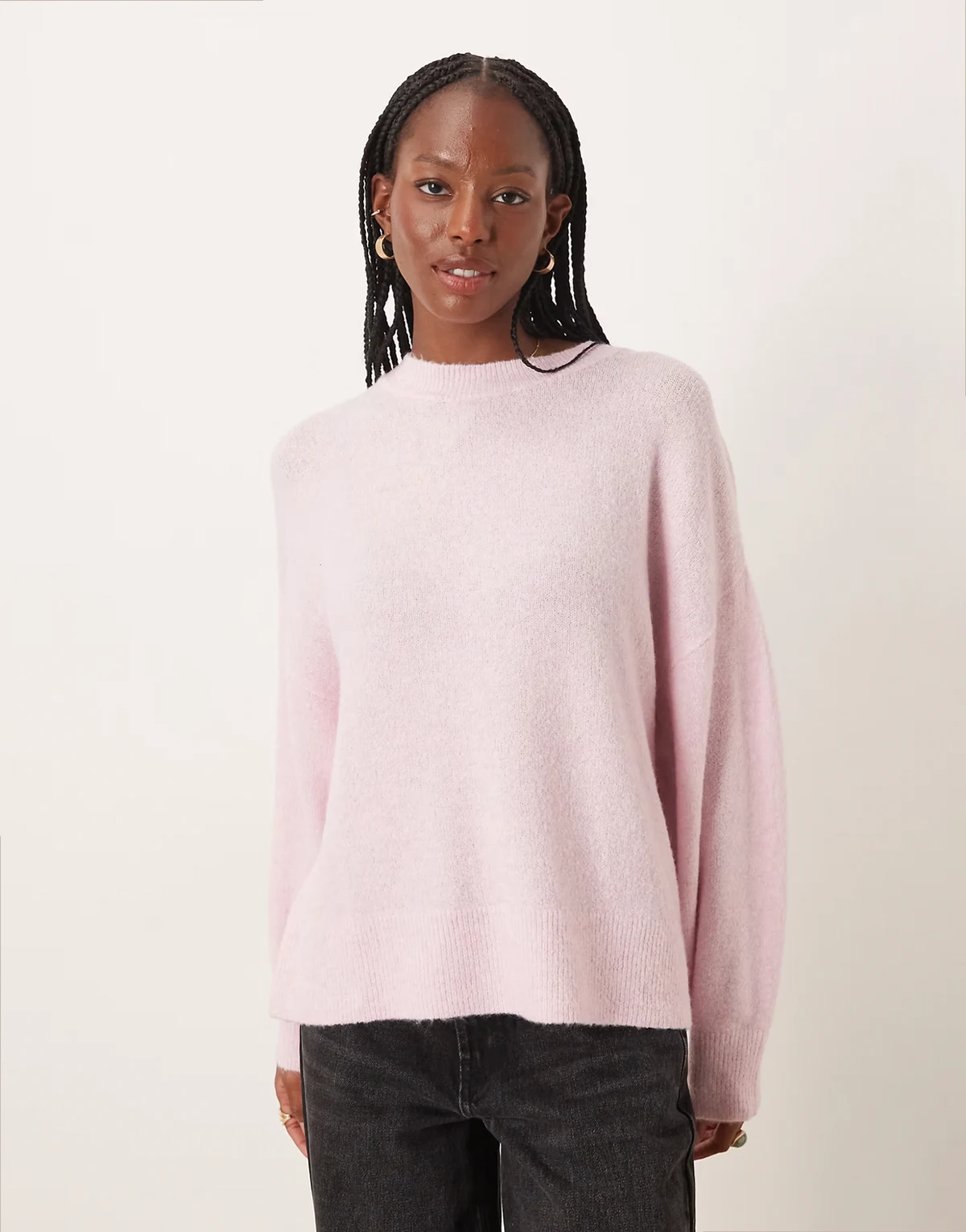 – Różowy sweter z obniżoną linią ramion
