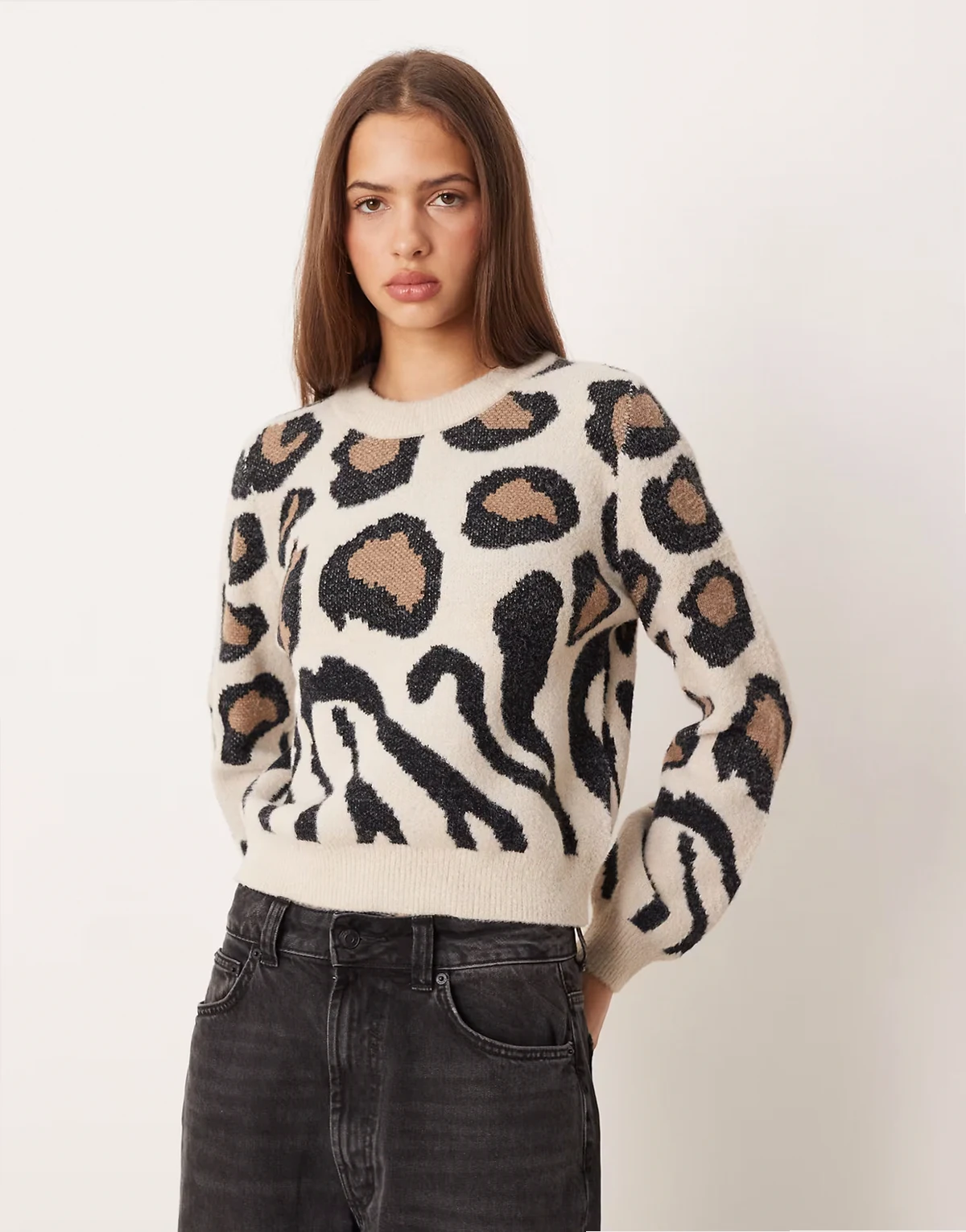 – Brązowy sweter w zwierzęcy wzór