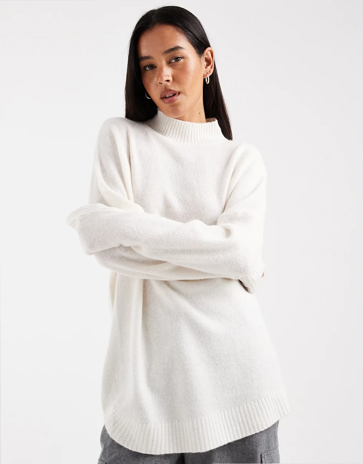 – Oversize-Pullover in Creme mit Trichterkragen