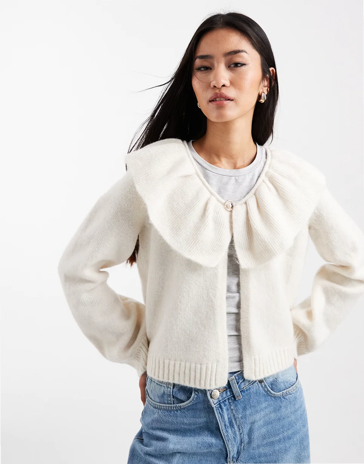 – Hochwertige Strickjacke in Cremeweiß mit Rüschen und Kunstperlenzierknopf