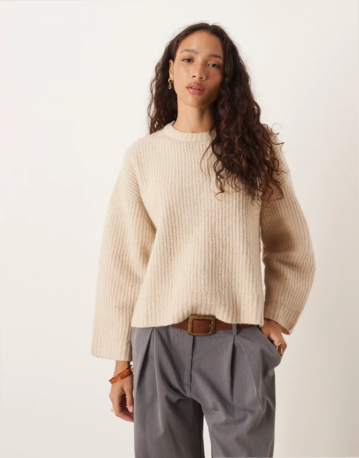 – Kremowy sweter oversize