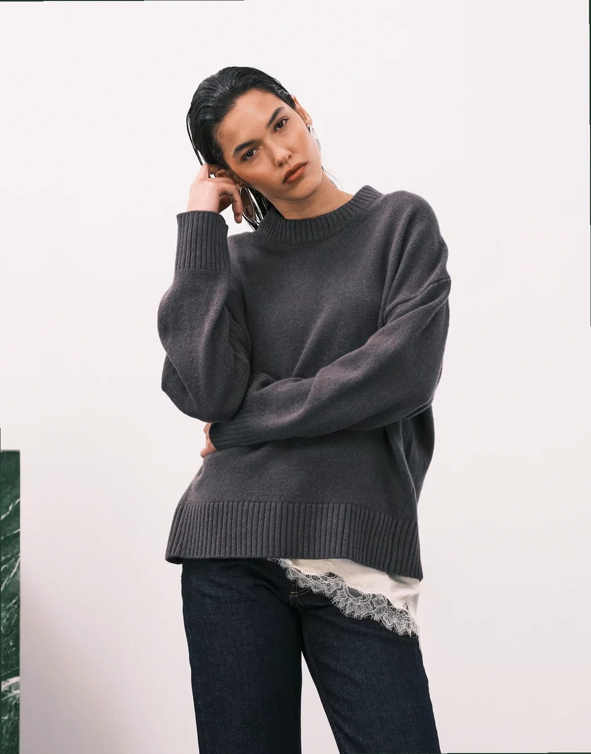chunky premium lambswool curved hem sweater in charcoal