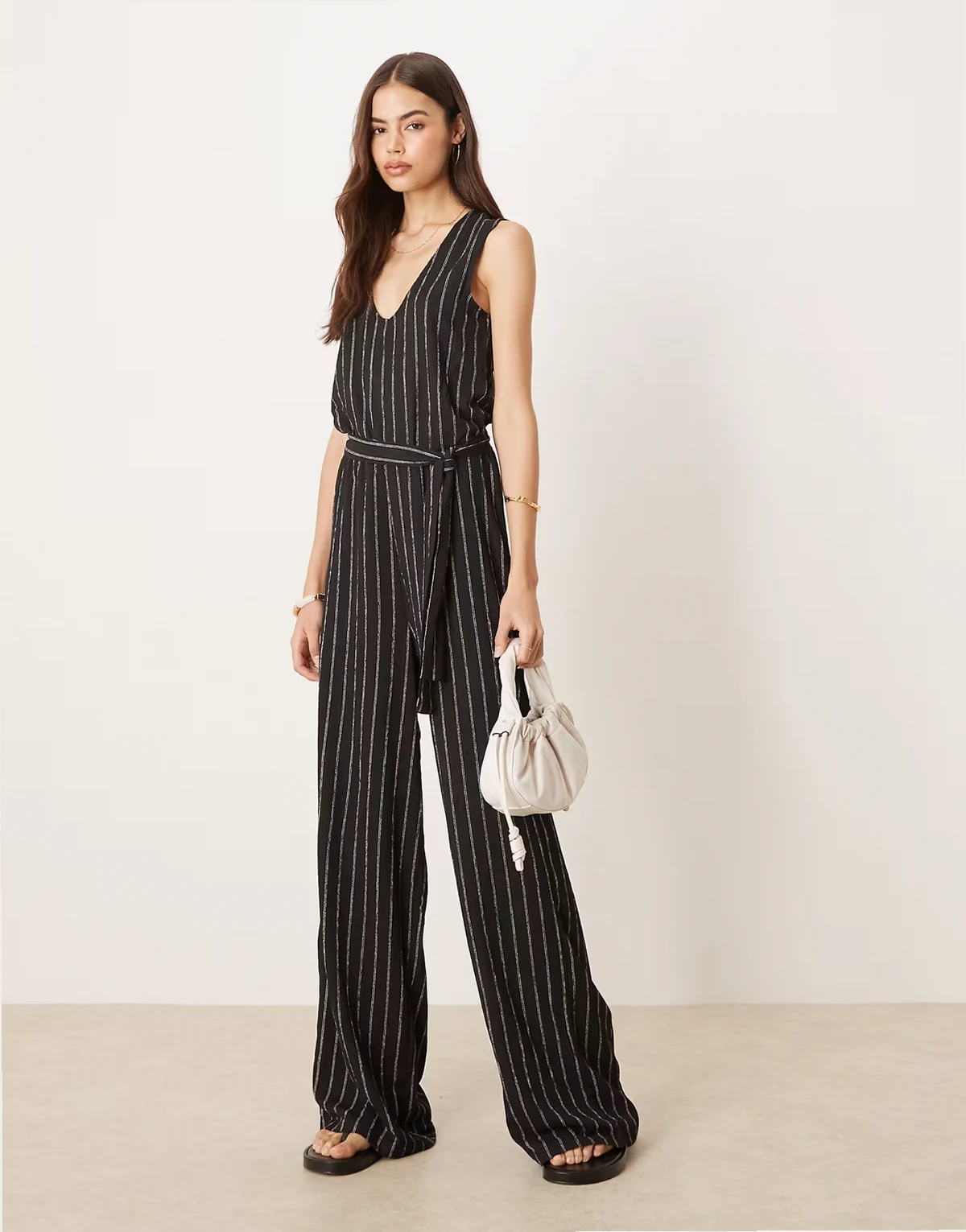 – Jumpsuit in Schwarz mit weißen Nadelstreifen und Bindegürtel