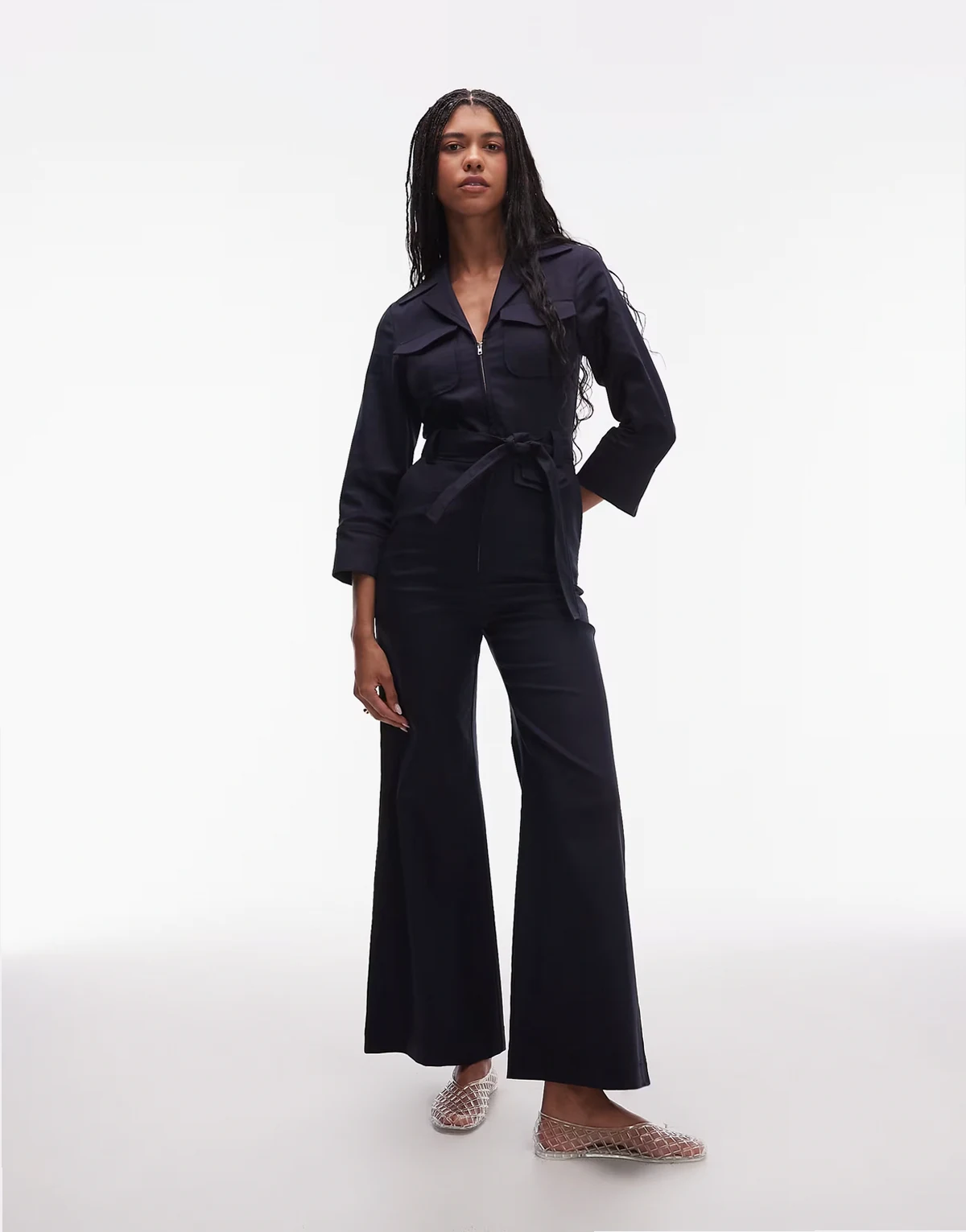 – Jumpsuit in Marineblau mit Bindegürtel und aufgesetzten Taschen