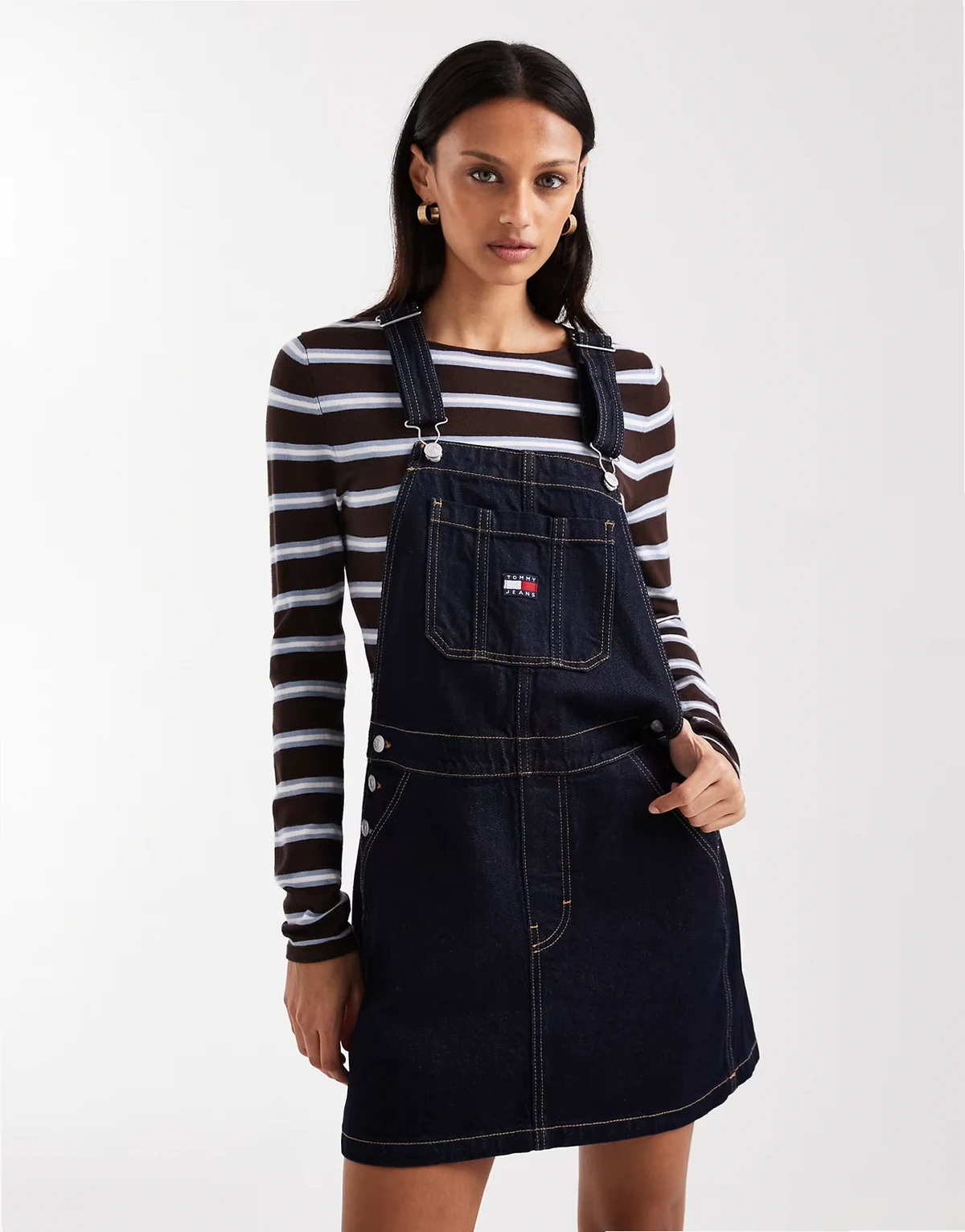 – Latzkleid in indigoblauer Waschung