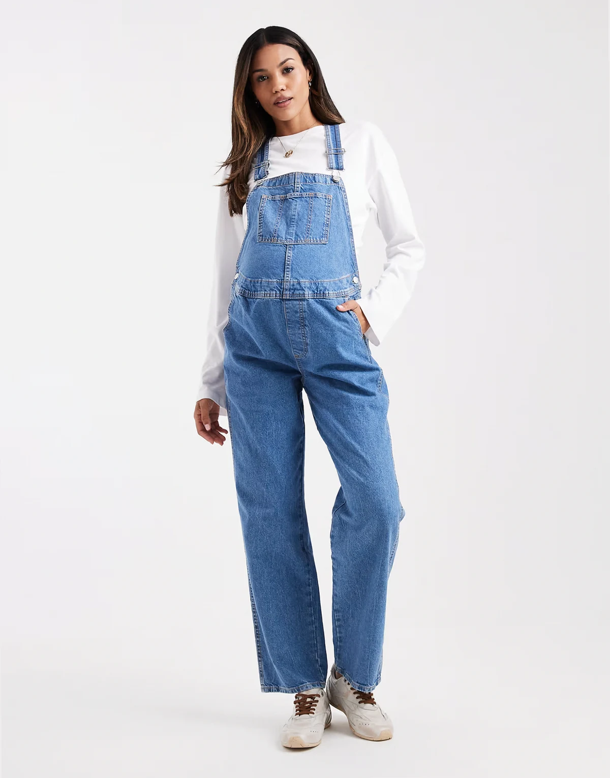 ASOS DESIGN Maternity – Jeanslatzhose in Mittelblau